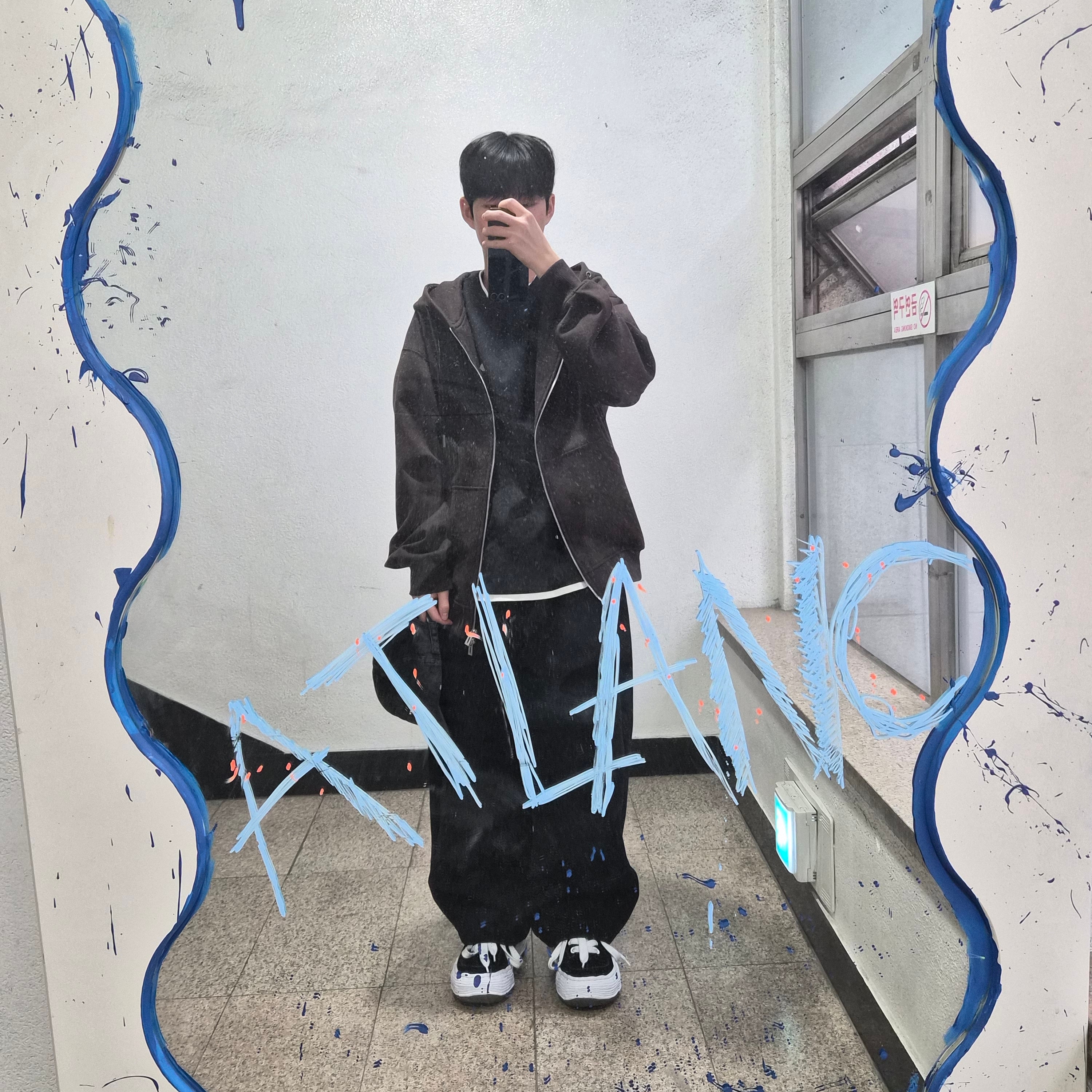 Maison Mihara Yasuhiro Oliver OG Sole Suede High-top Sneakers Black, SONGZIO ZZERO Panther Curved Sweat Pants Black 착용 스타일