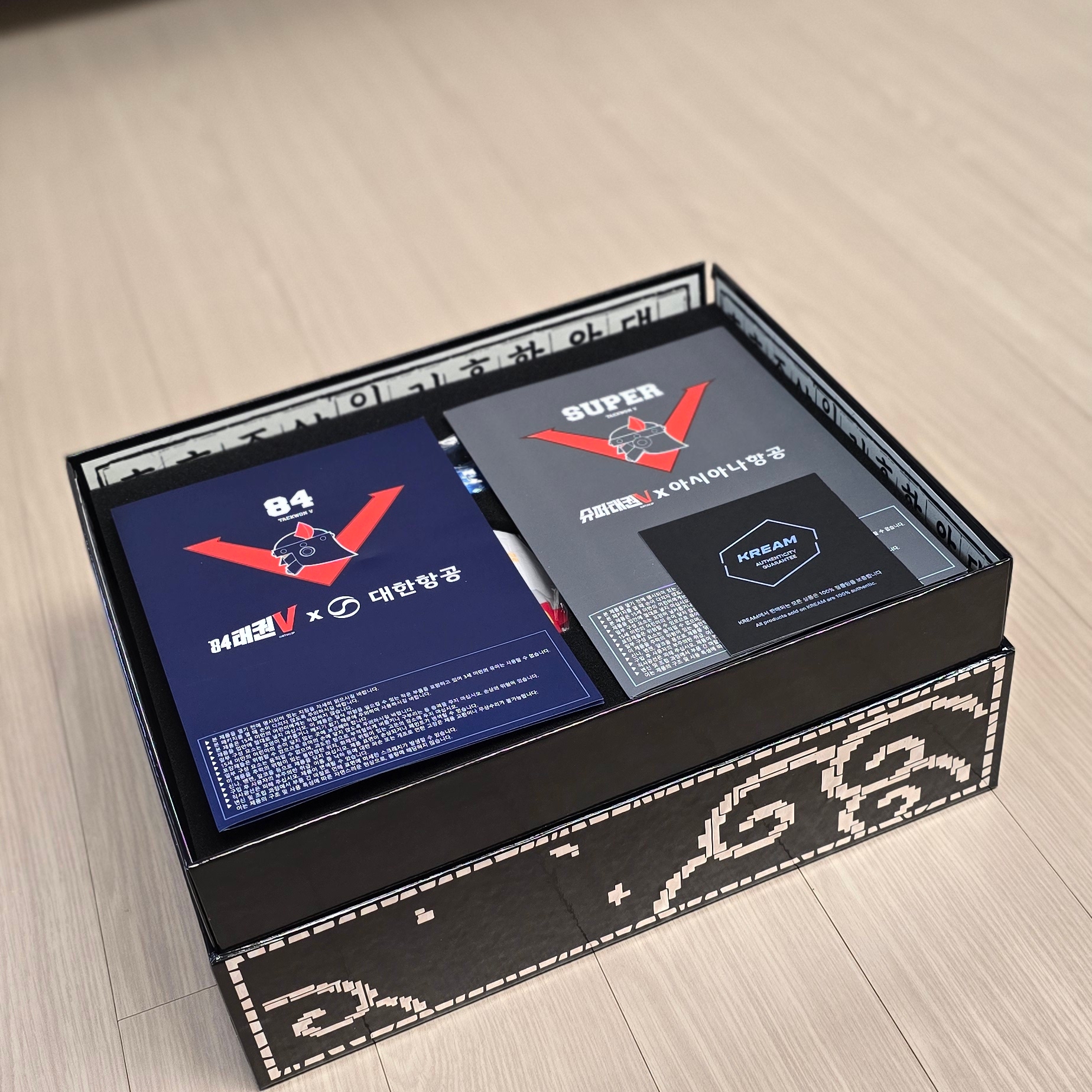 Korean Air KE OZ X Taekwon V Figure Package 착용 스타일 - 2