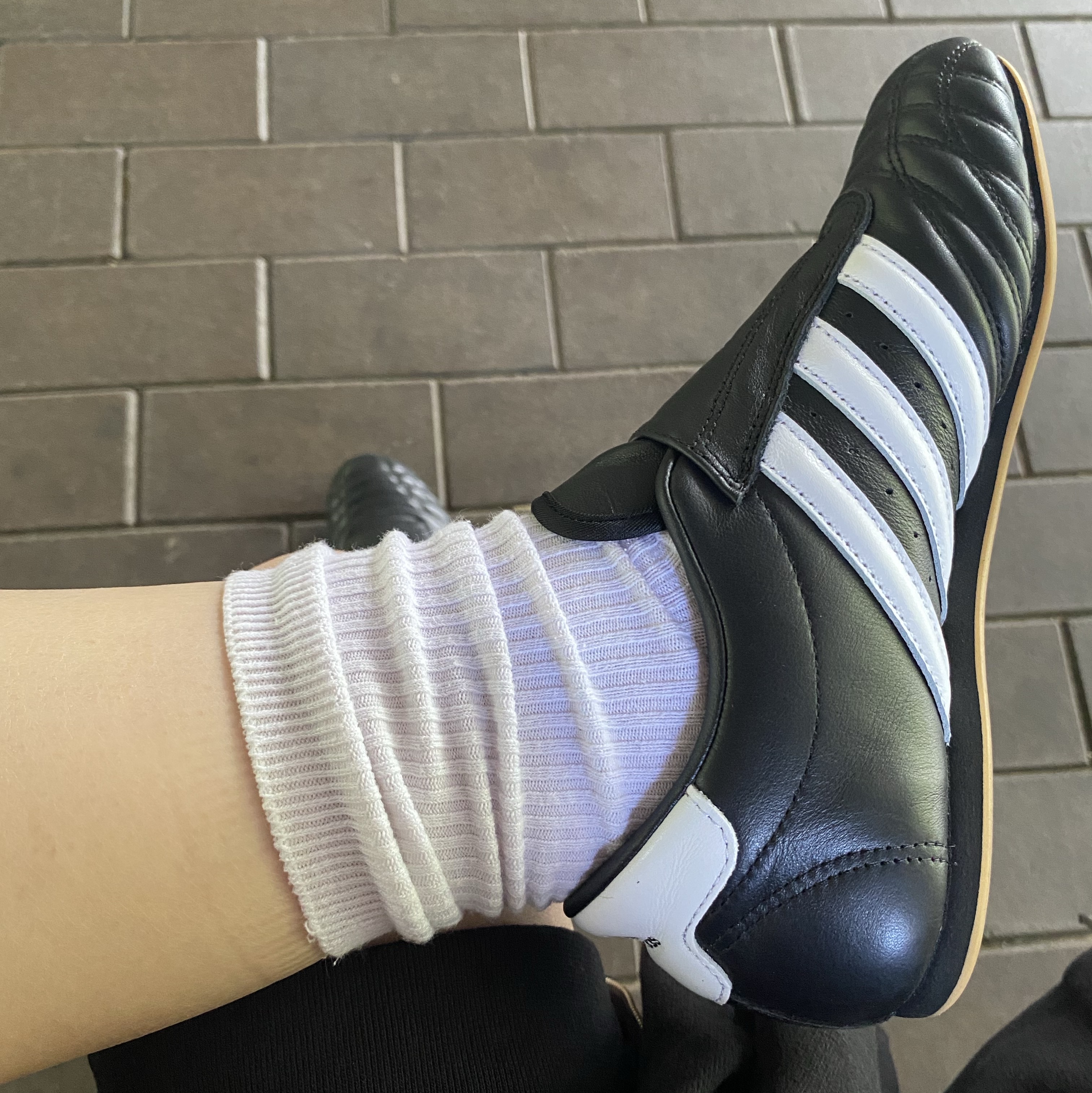 (W) Adidas Taekwondo Core Black Cloud White 착용 스타일 - 2