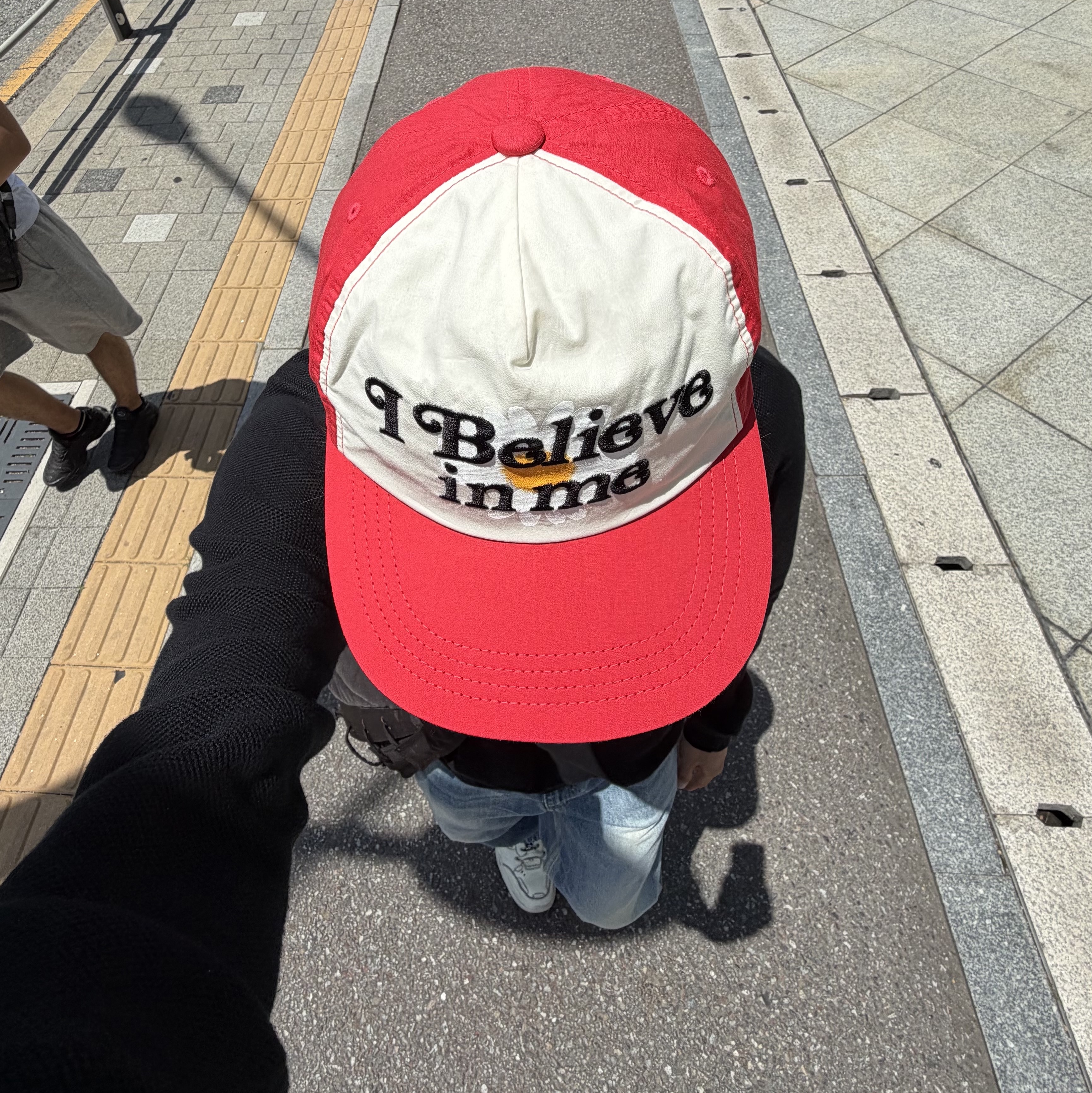 Peaceminusone x Verdy 5 Panel Ball Cap Red 착용 스타일 - 2