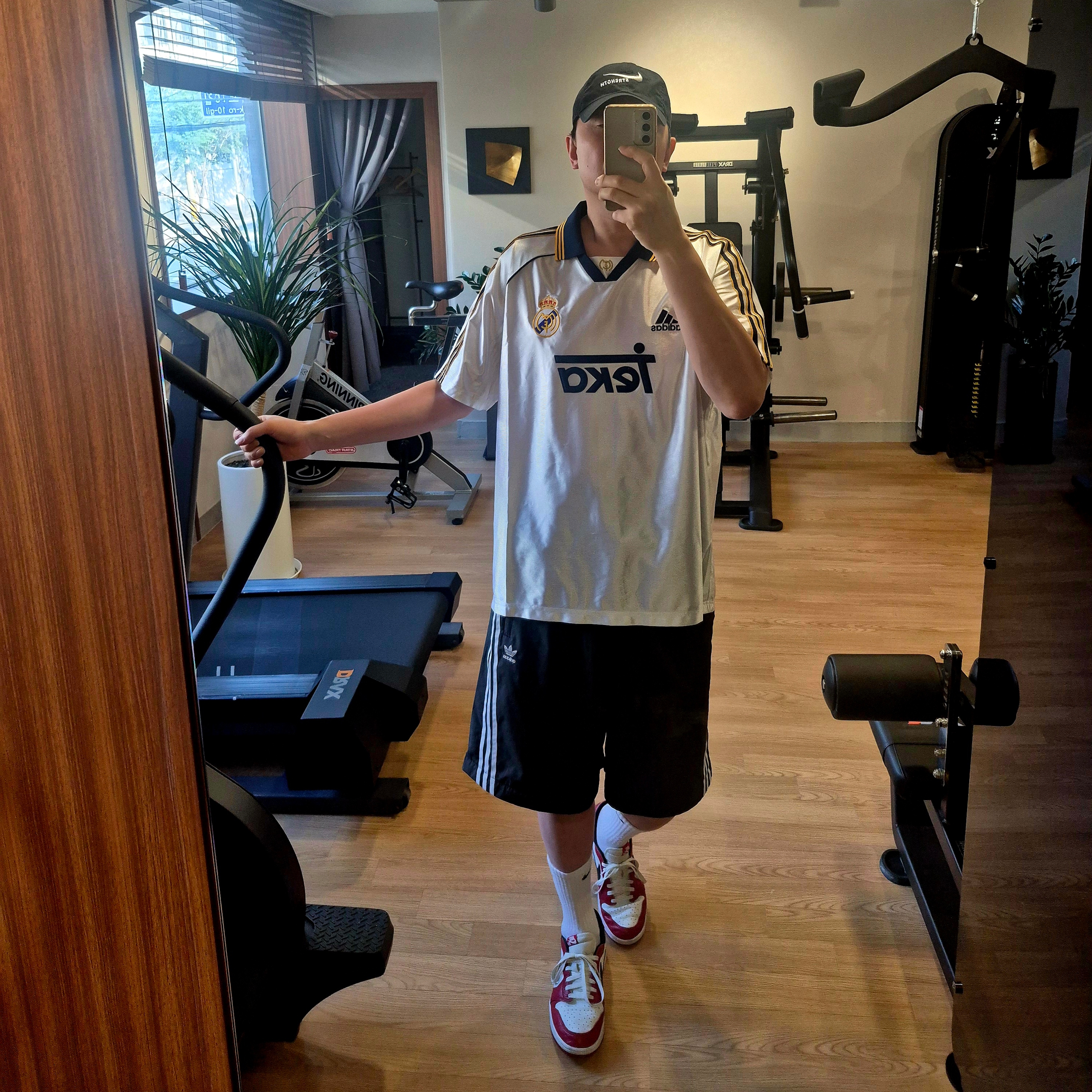 (W) Adidas Adilenium Season 2 Oversized Zip Off Track Pants Gender Neutral Black - KR Sizing, Jordan 1 Retro Low OG Chicago 착용 스타일