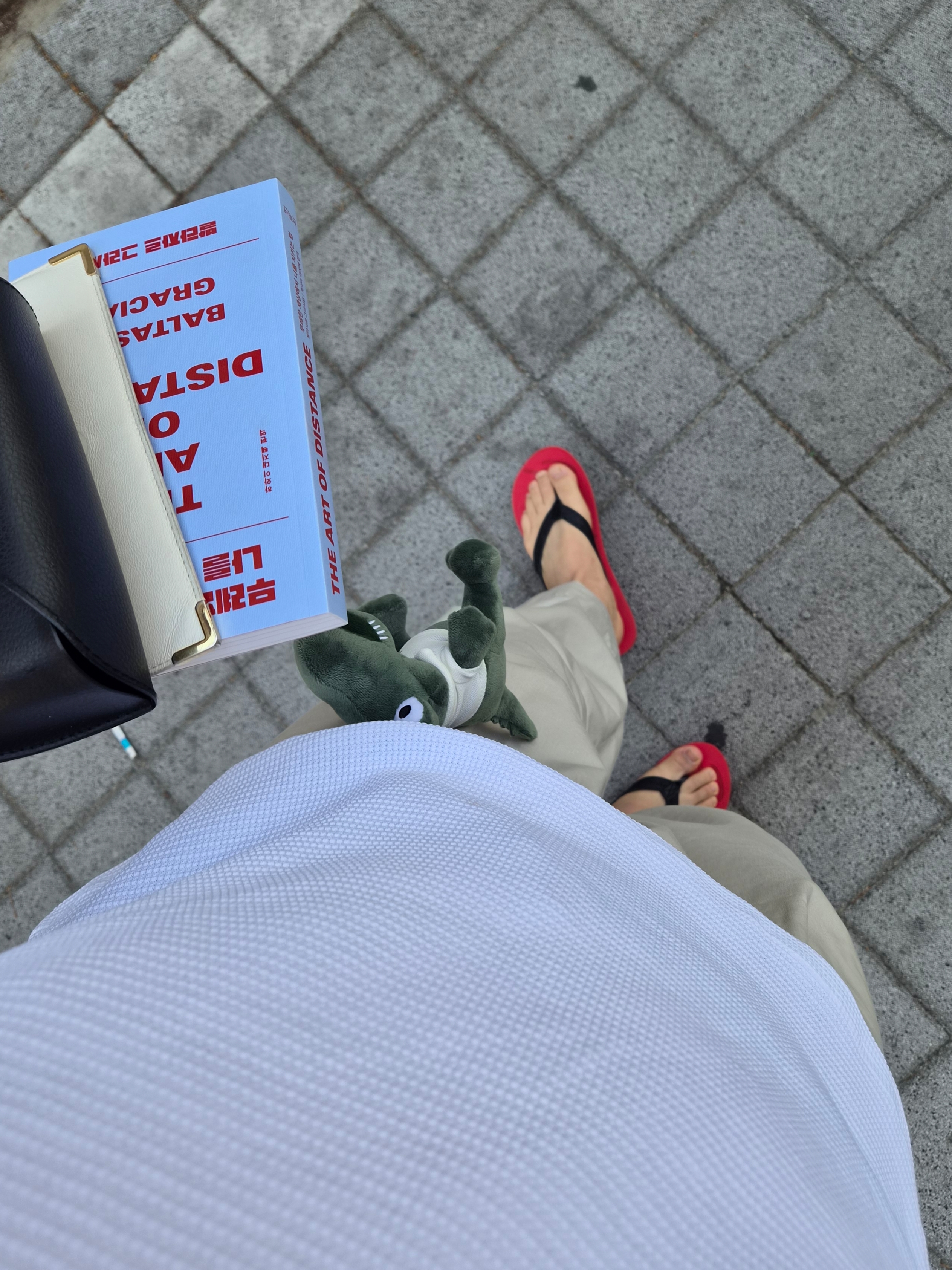 Matin Kim Matin Denim Loop Flip Flop In Red 착용 스타일