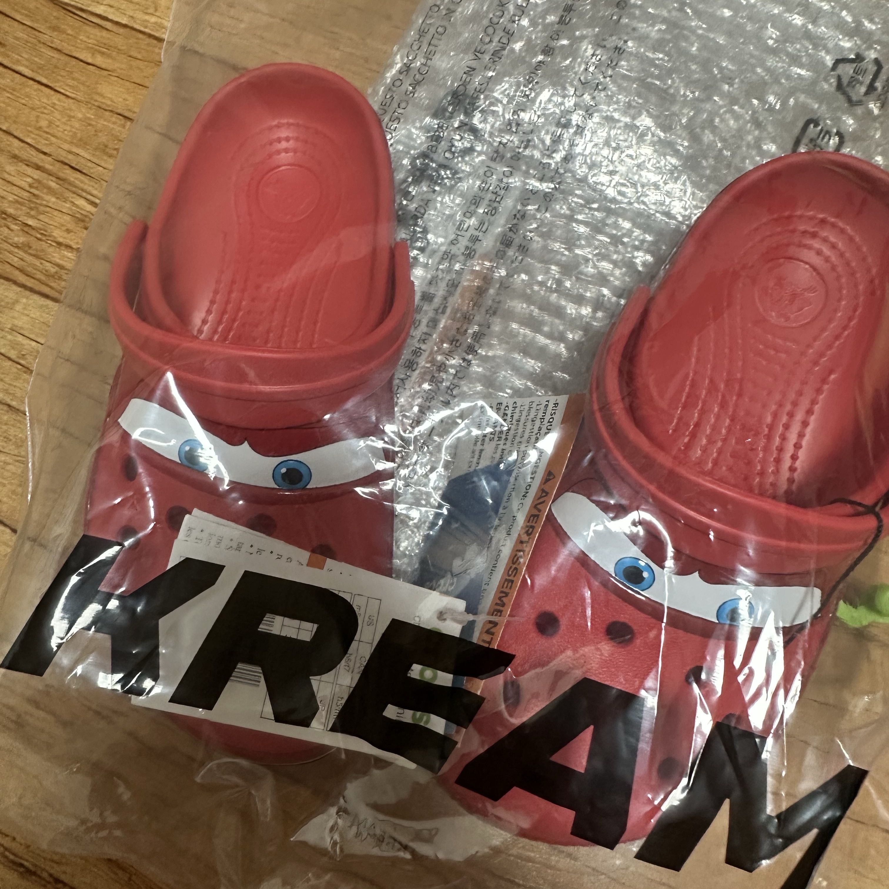 Crocs x Cars Classic Clog Lightning McQueen 착용 스타일
