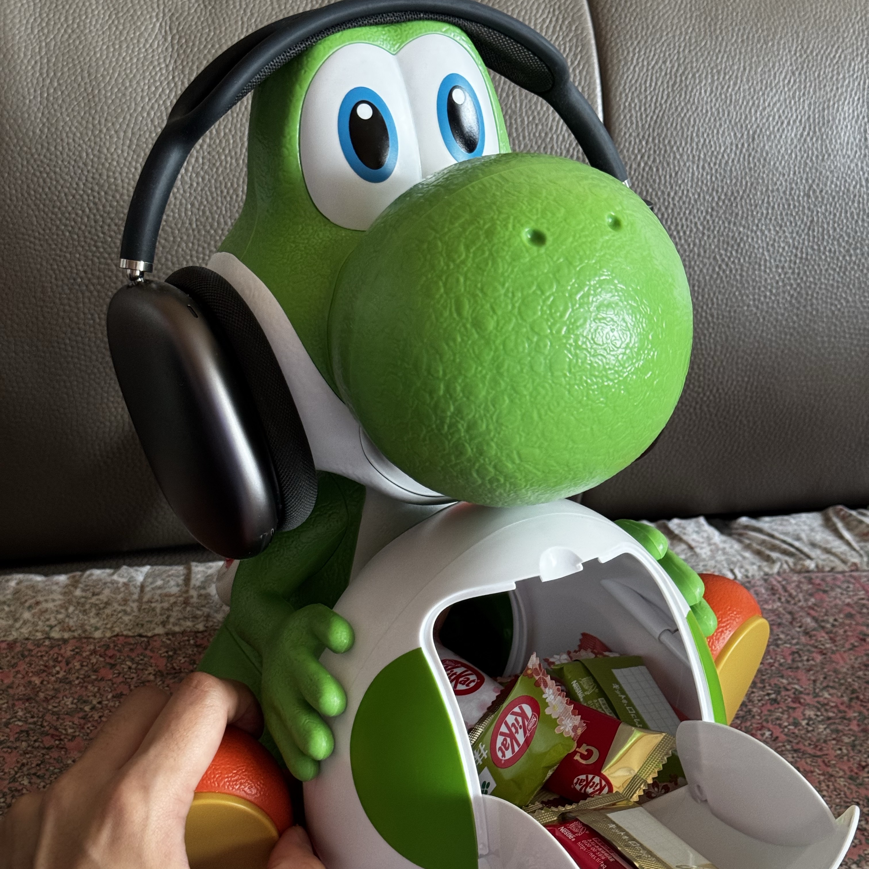 CGV x Super Mario Yoshi Popcorn Bucket 착용 스타일 - 1