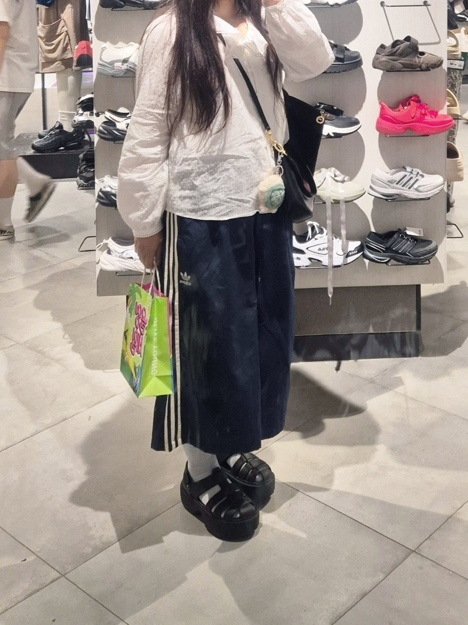 Adidas Originals Capri Shorts Crew Blue Cream White - KR Sizing, Crocs Stomp Fisherman Sandal Black 착용 스타일