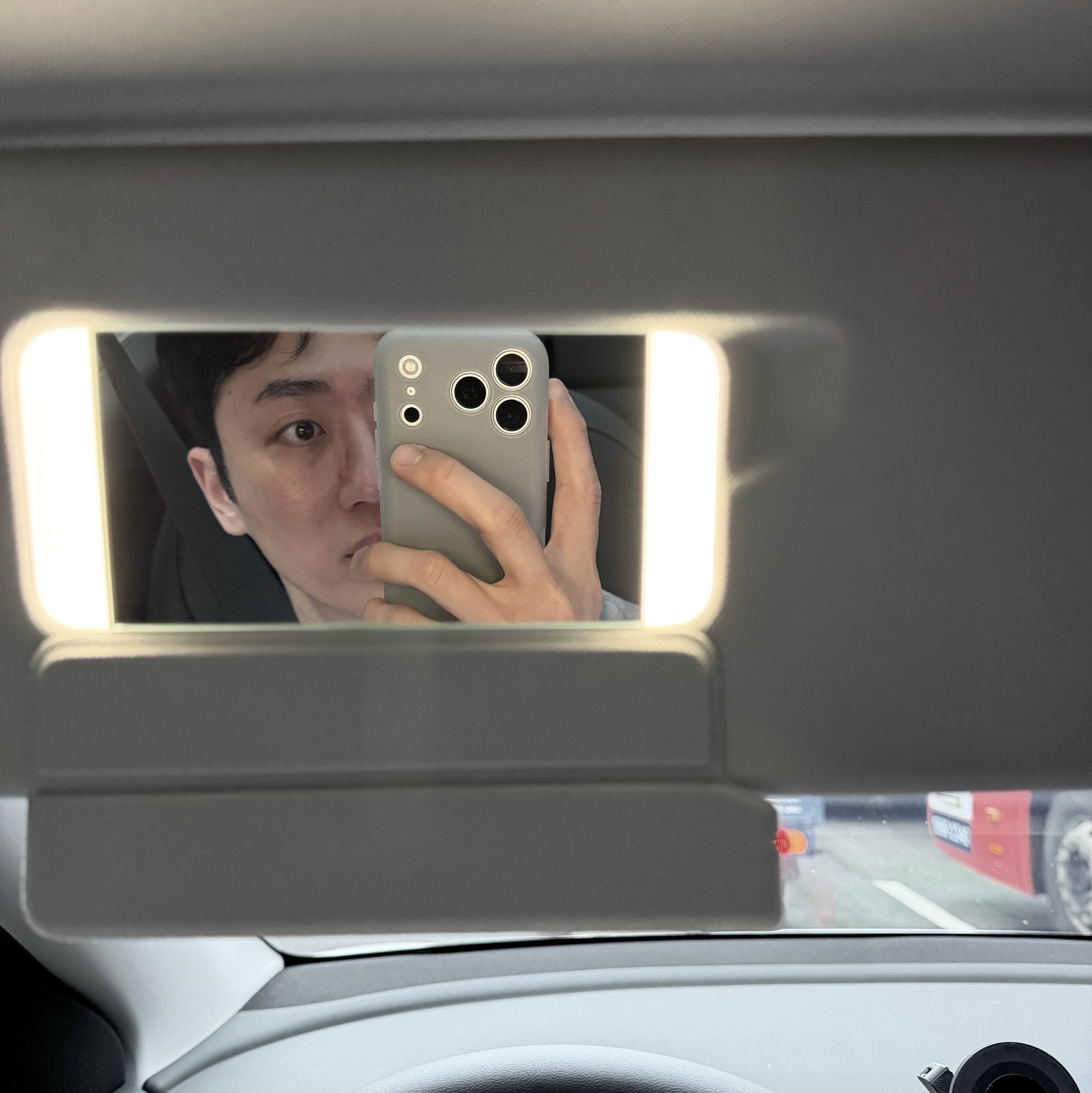 Plastic Ark BINU Case Soft Black [BN02], Apple iPhone 17 Pro 256GB Silver 착용 스타일
