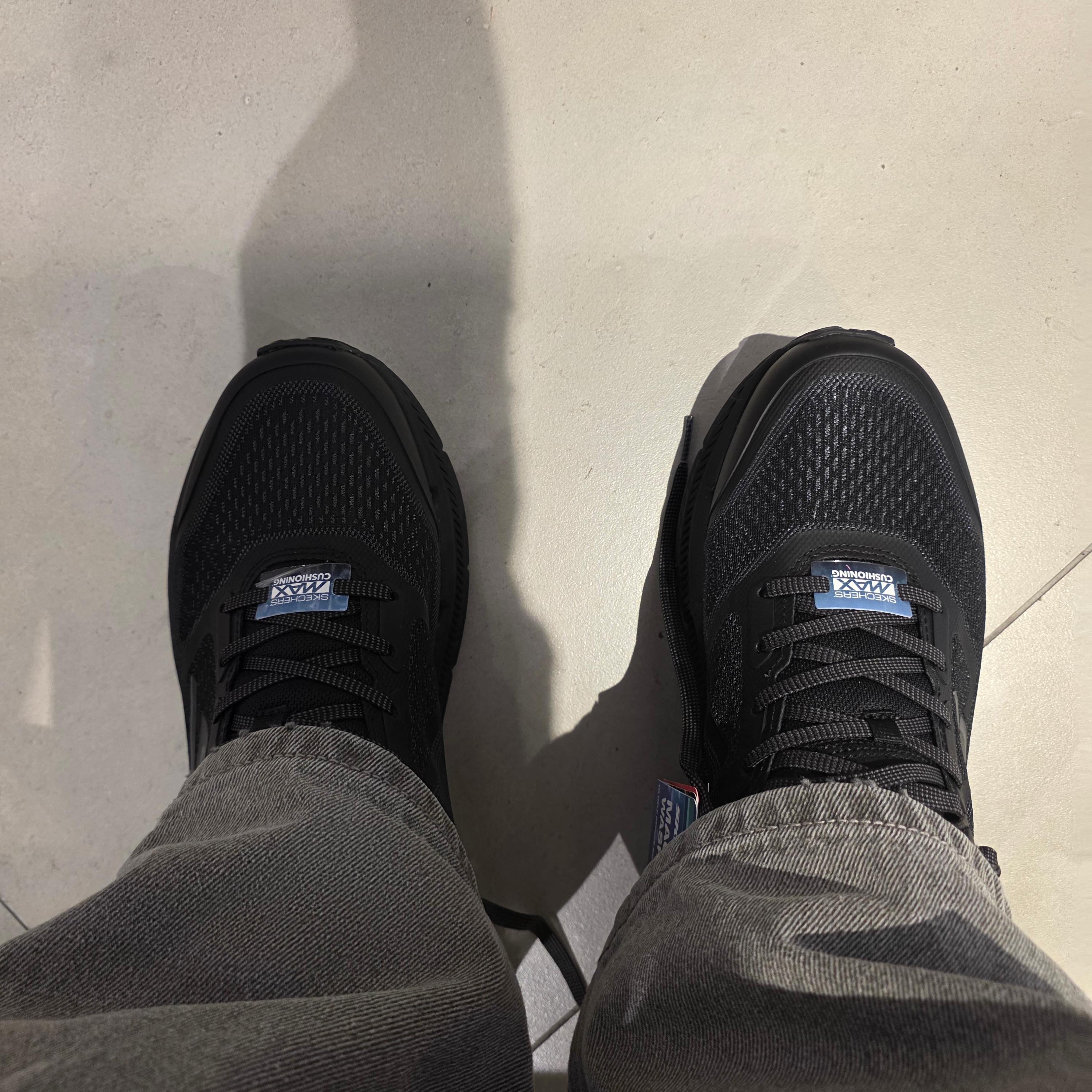 Skechers Max Cushioning Premier 2.0 Black 착용 스타일