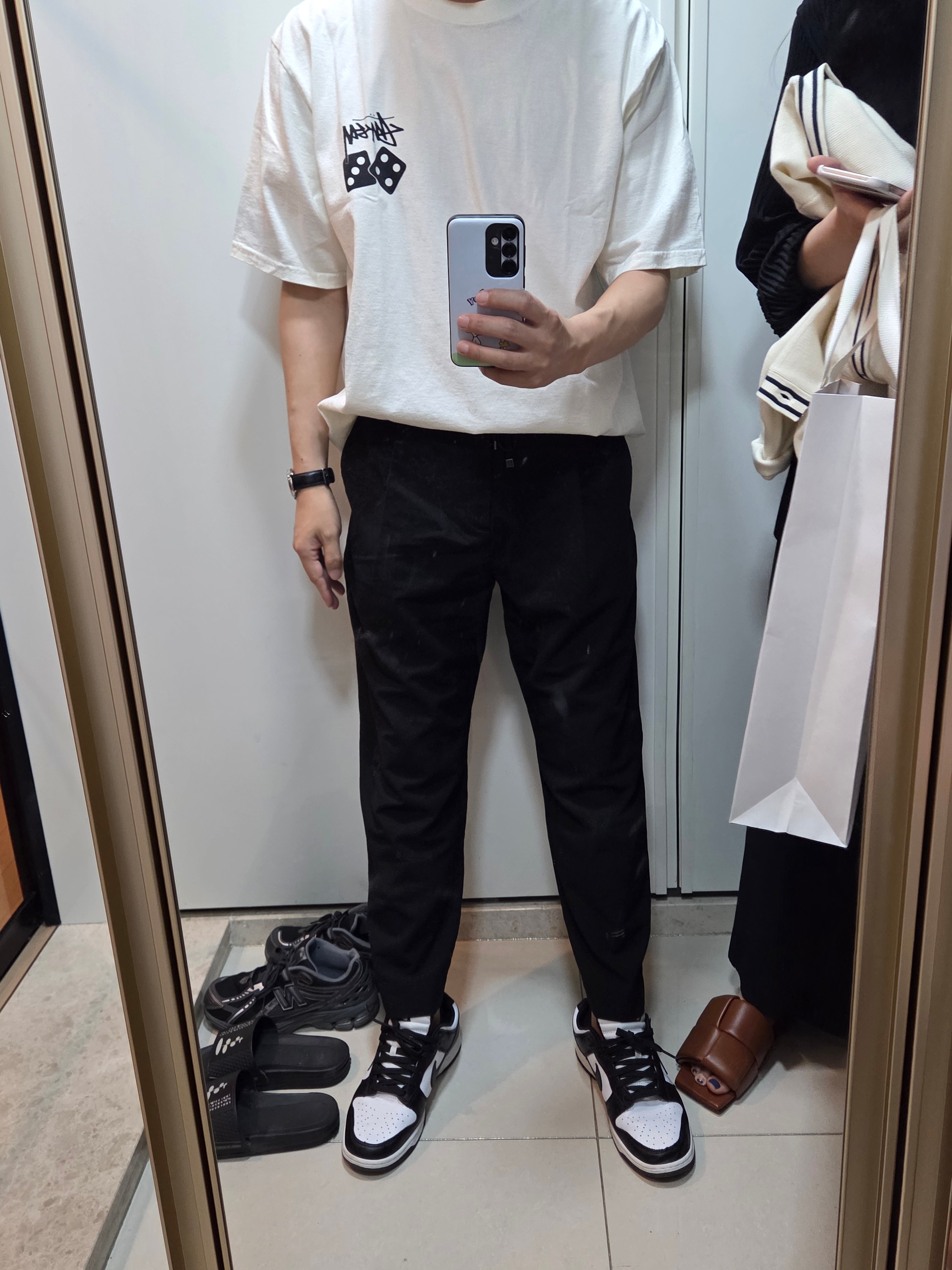 Stussy Dice Pigment Dyed T-Shirt Natural 착용 스타일