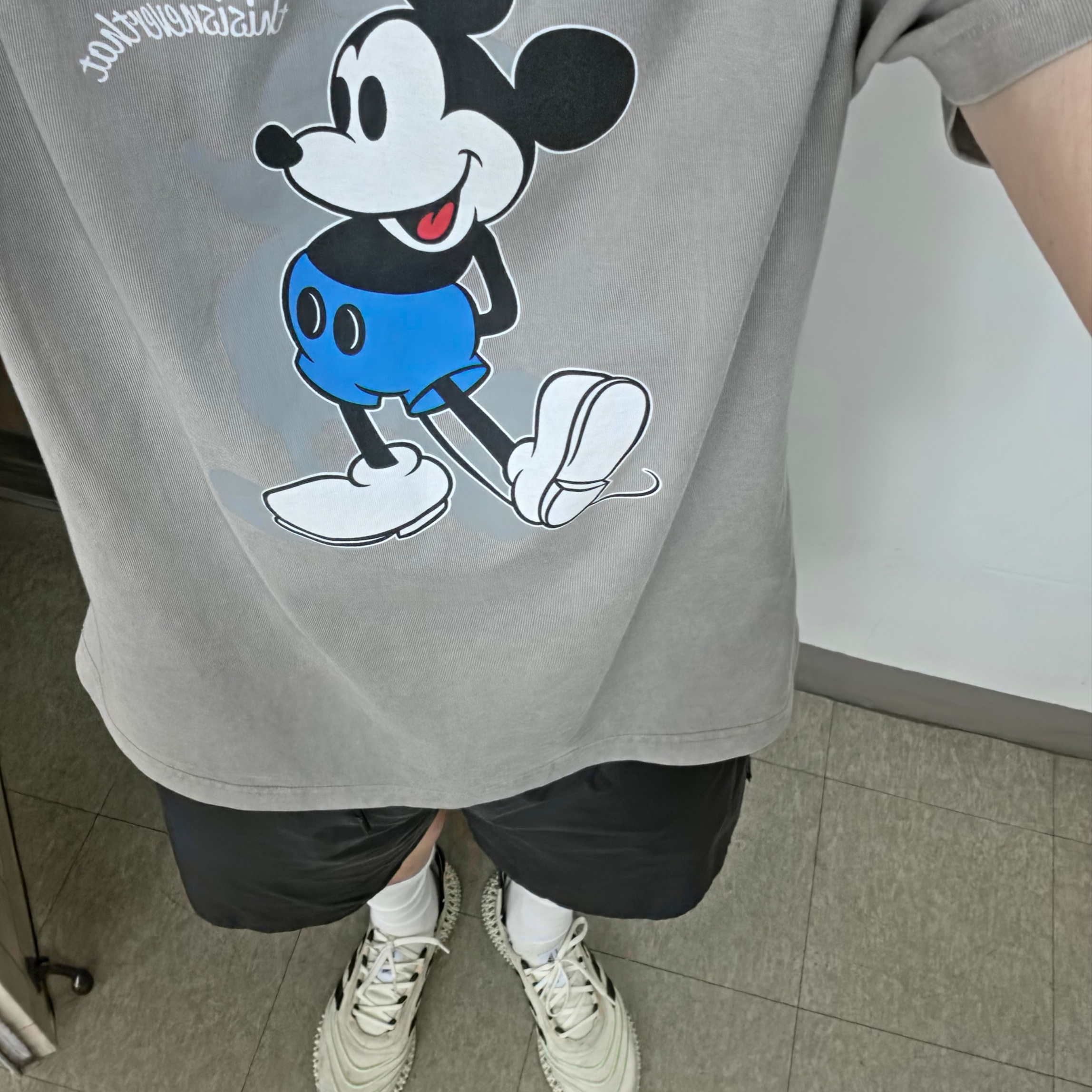 Adidas x Parley 4D FWD Off White, Thisisneverthat x Disney Mickey Classic T-Shirt Sand 착용 스타일