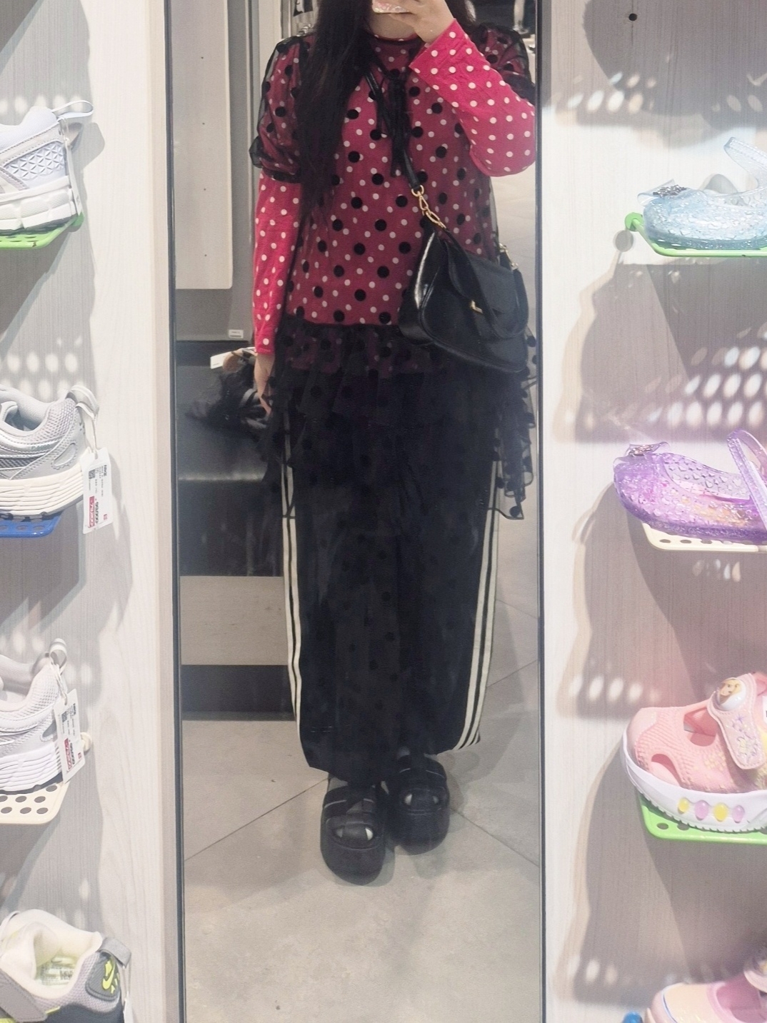 Play Comme des Garcons Red Heart Dots Long Sleeve Red White, (W) Adidas Originals Satin Polka Dot Wide Leg Pants Black - KR Sizing 착용 스타일