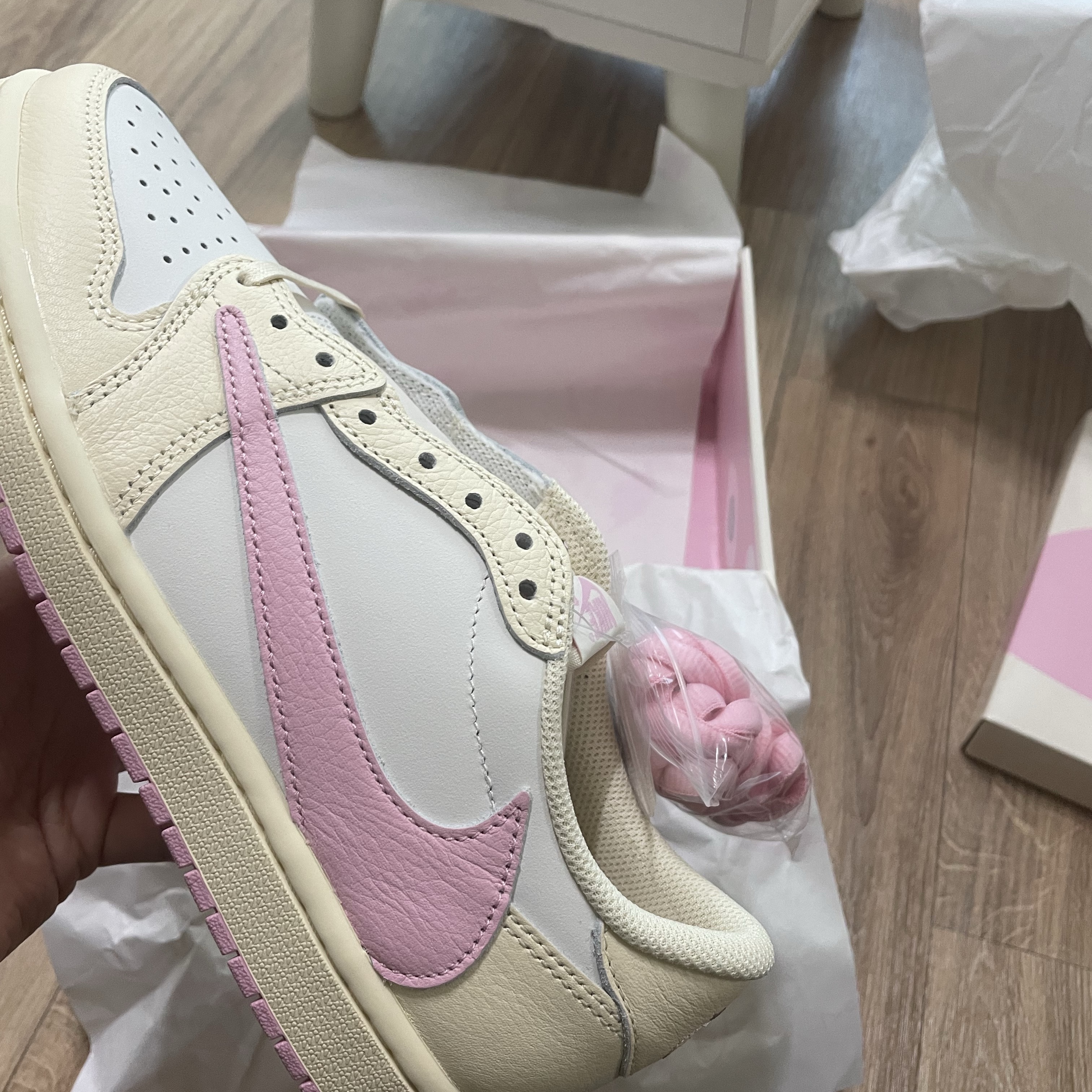 Jordan 1 x Travis Scott Retro Low OG SP Muslin Shy Pink 착용 스타일 - 4