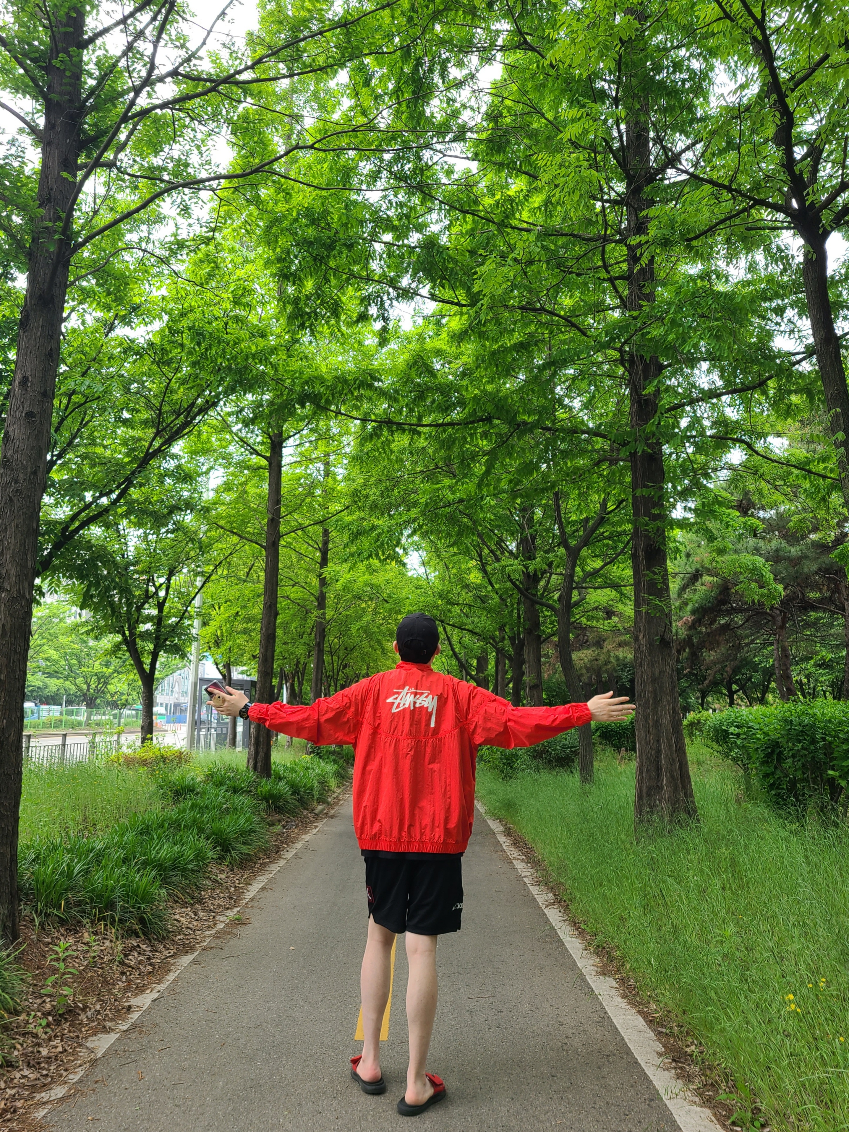 Nike x Stussy Windrunner Jacket Habanero Red, Adidas Alphabounce Slide Red Black 착용 스타일 - 2