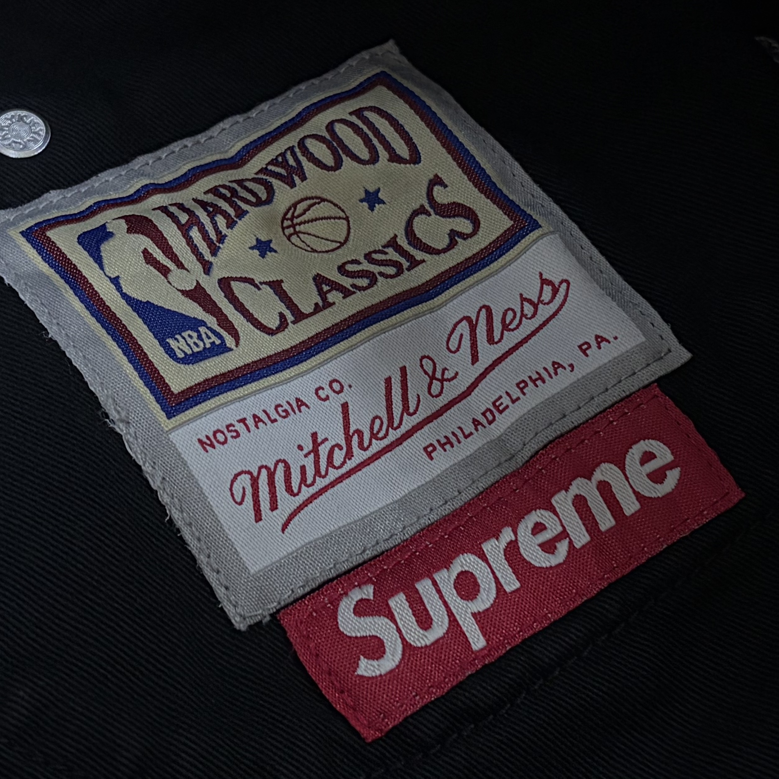 Supreme Mitchell & Ness Washington Bullets Baggy Denim Short Washed Black - 26SS 착용 스타일 - 3