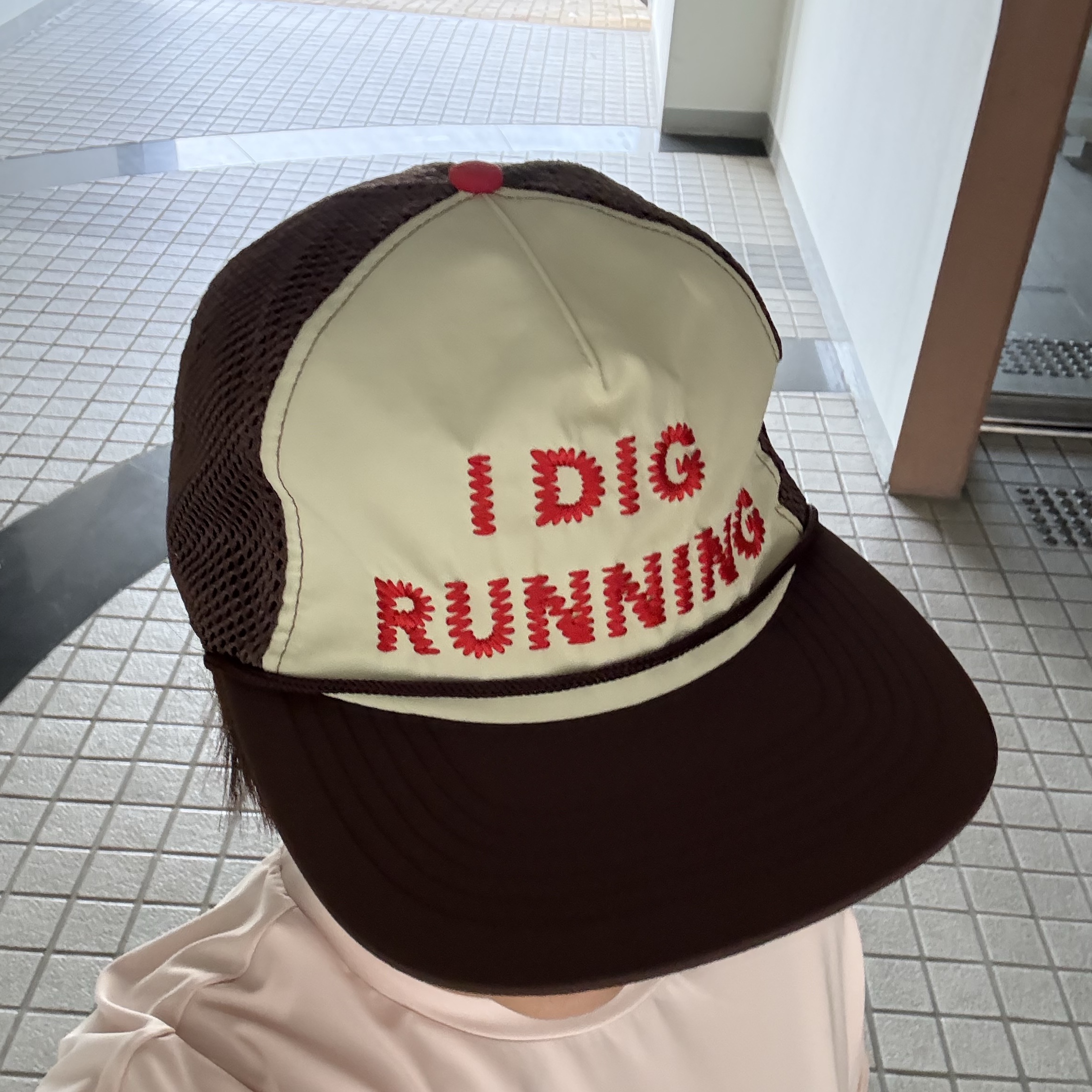 Alex Zono I Dig Running Trucker Hat OG Brown 착용 스타일