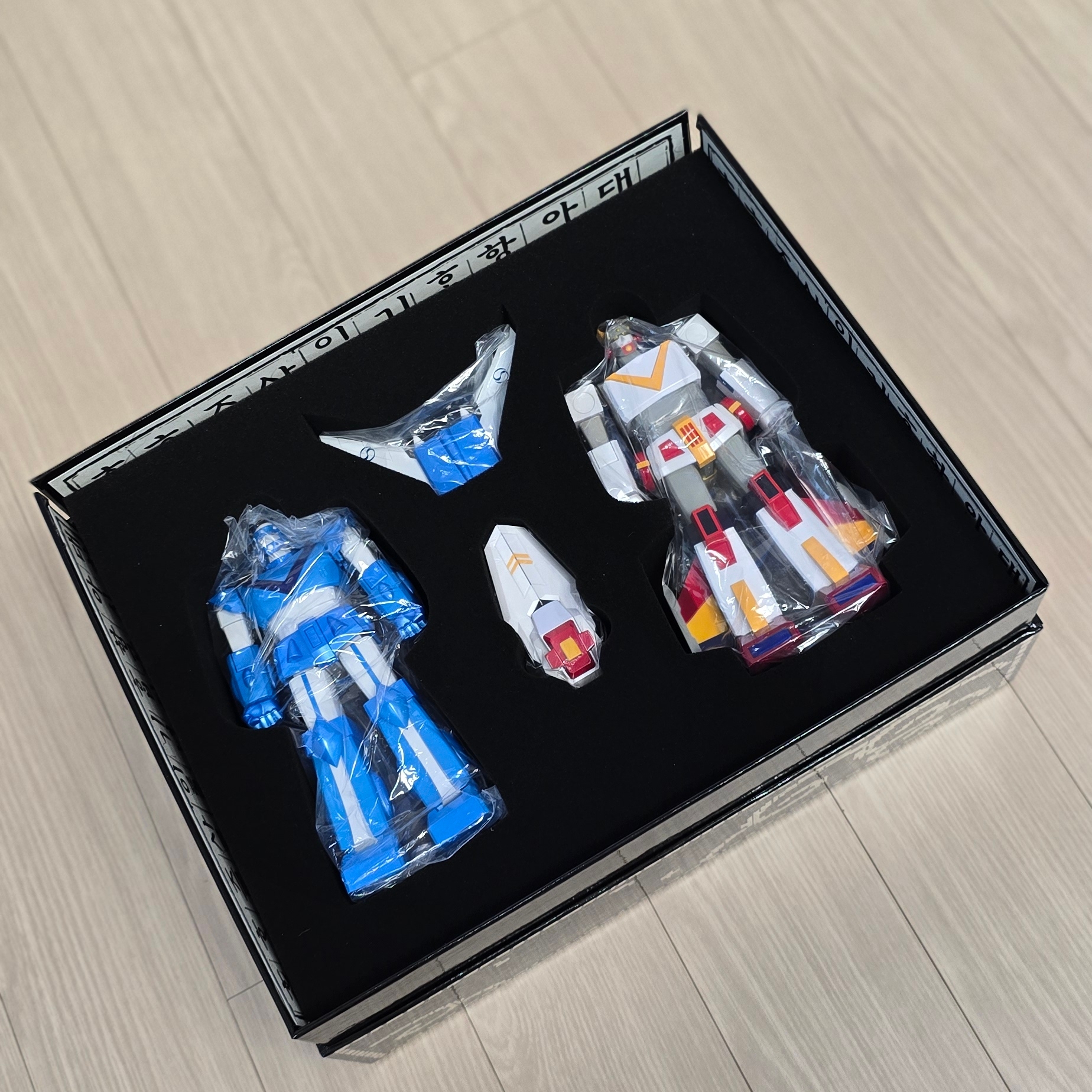 Korean Air KE OZ X Taekwon V Figure Package 착용 스타일 - 3