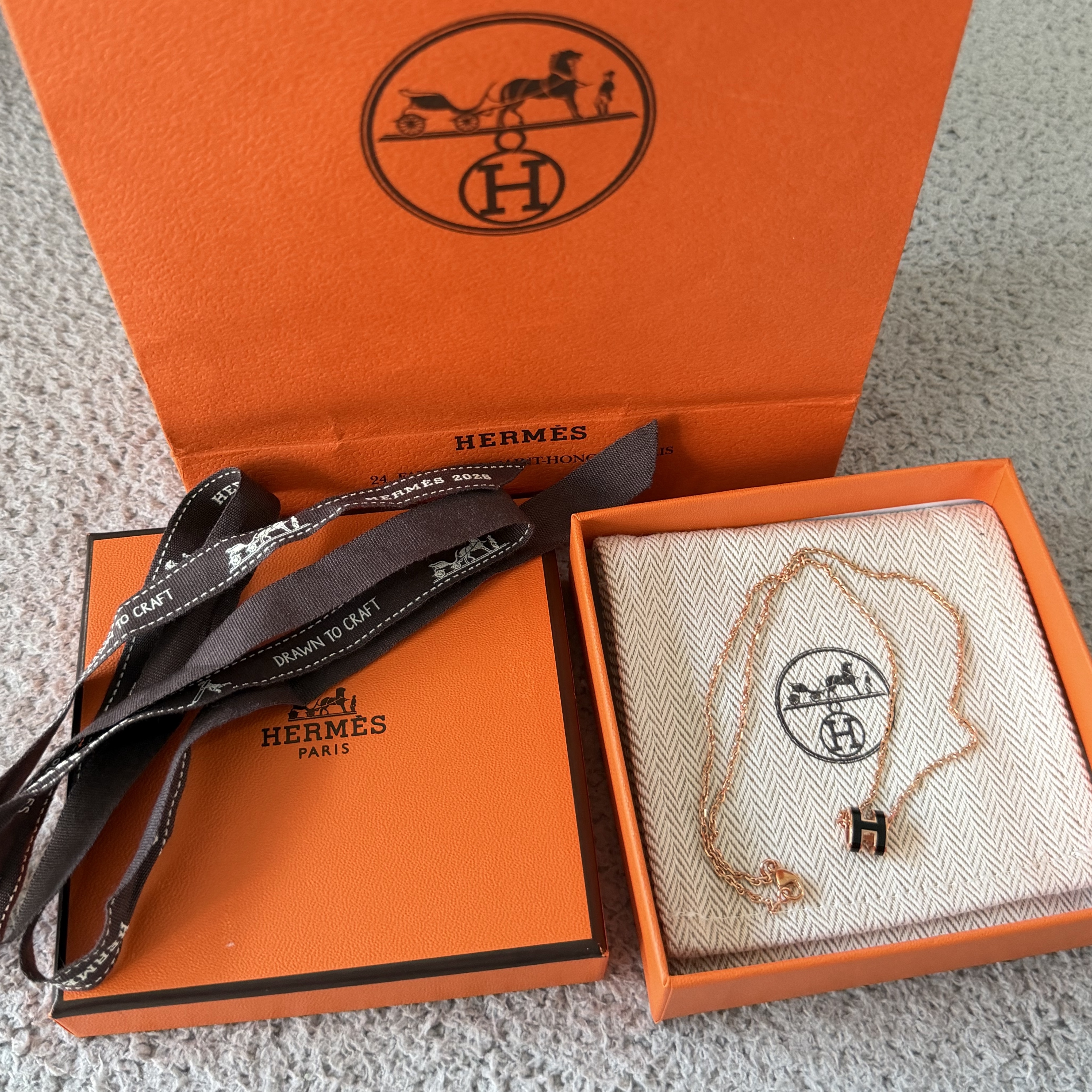 (W) Hermes Mini Pop H Pendant Rose Gold & Noir 착용 스타일 - 2