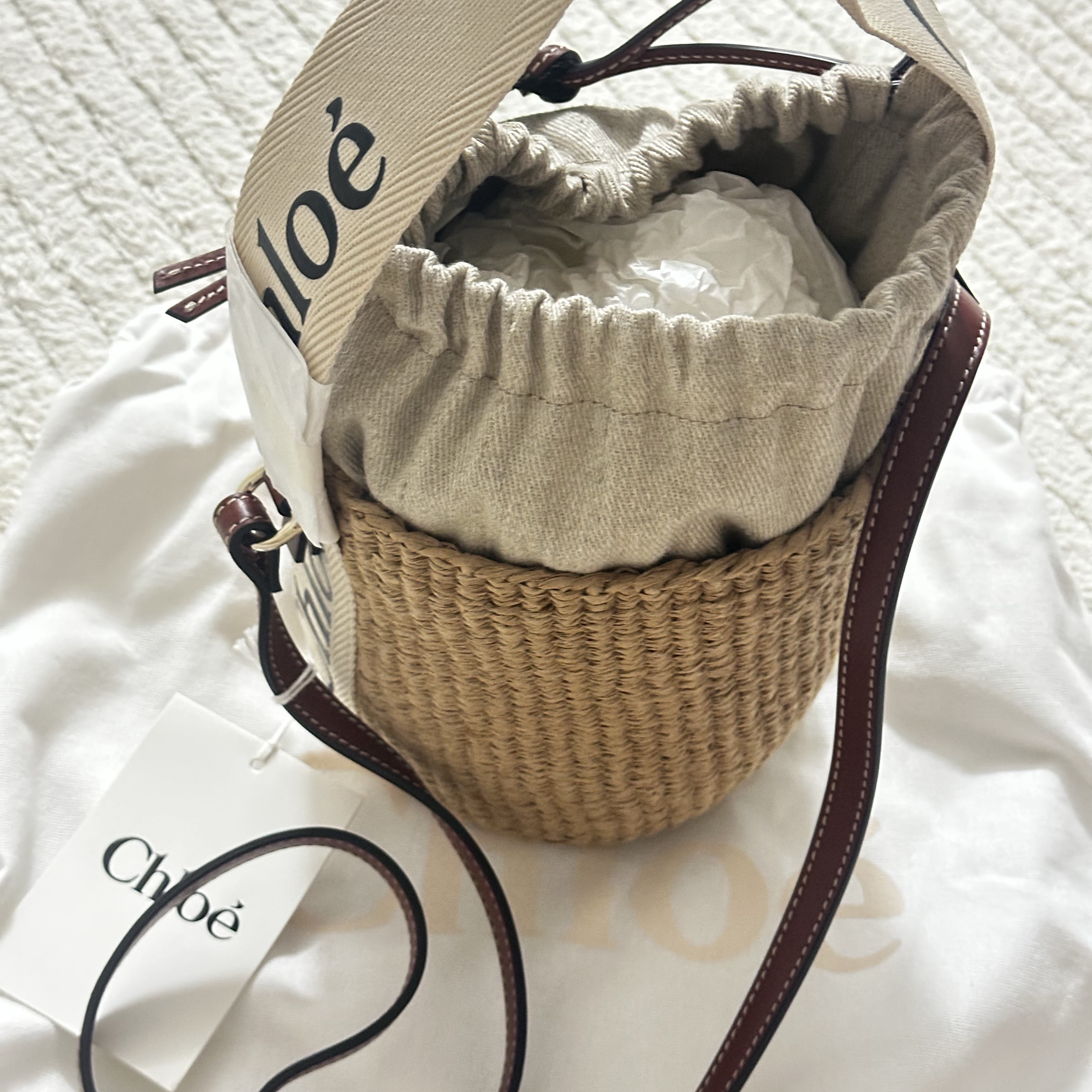 Chloe Small Woody Basket White 착용 스타일