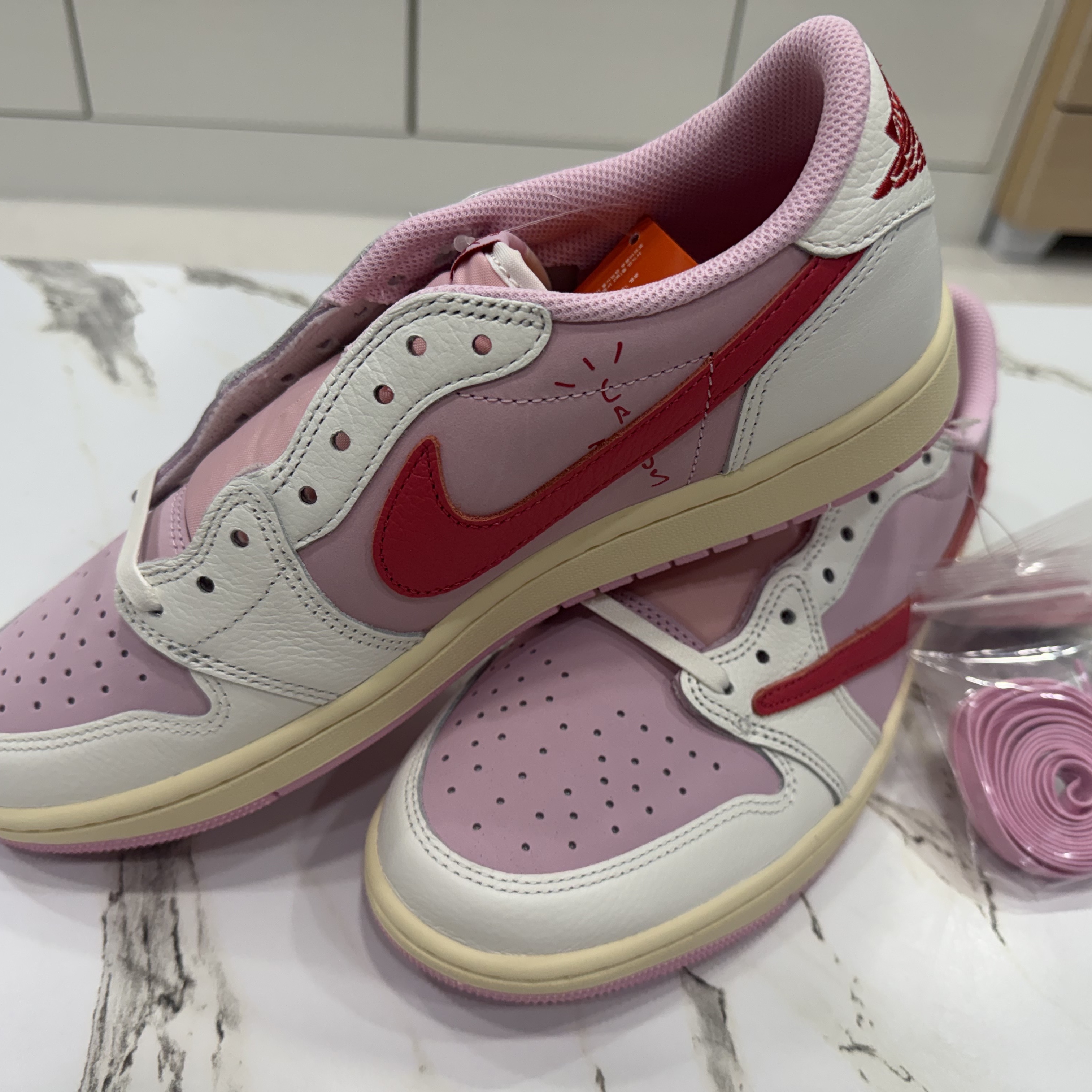 Jordan 1 x Travis Scott Retro Low OG SP Sail Tropical Pink 착용 스타일 - 1