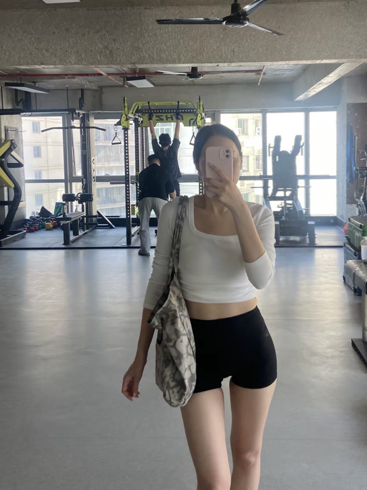 Alo Yoga Iconic Shopper Tote Bag Grey Tiedye 착용 스타일 - 2