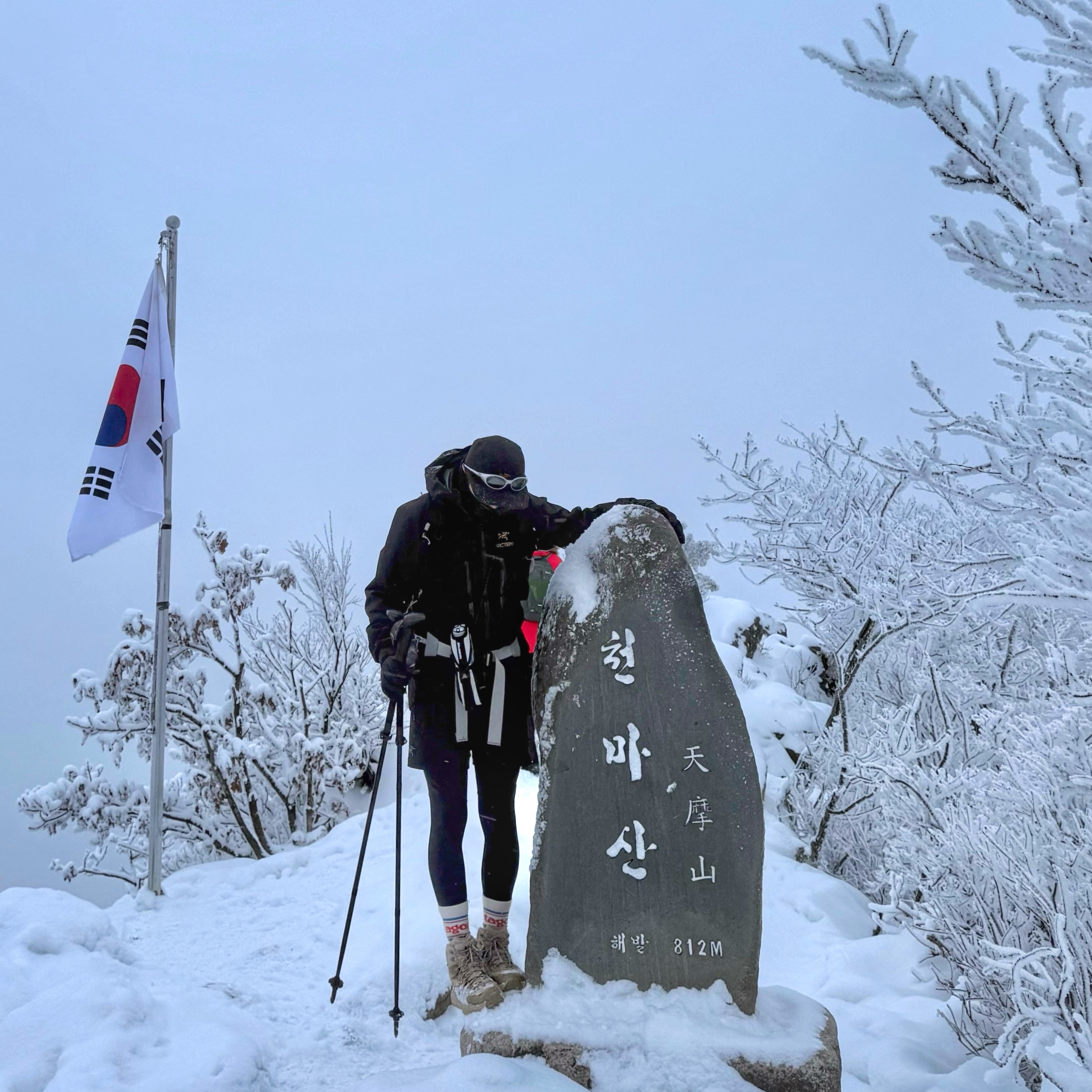 Arc'teryx Alpha SV Jacket 24K Black, Oakley Eye Jacket Redux Silver Frame Prizm Black Polarized Lenses High Bridge Fit 착용 스타일