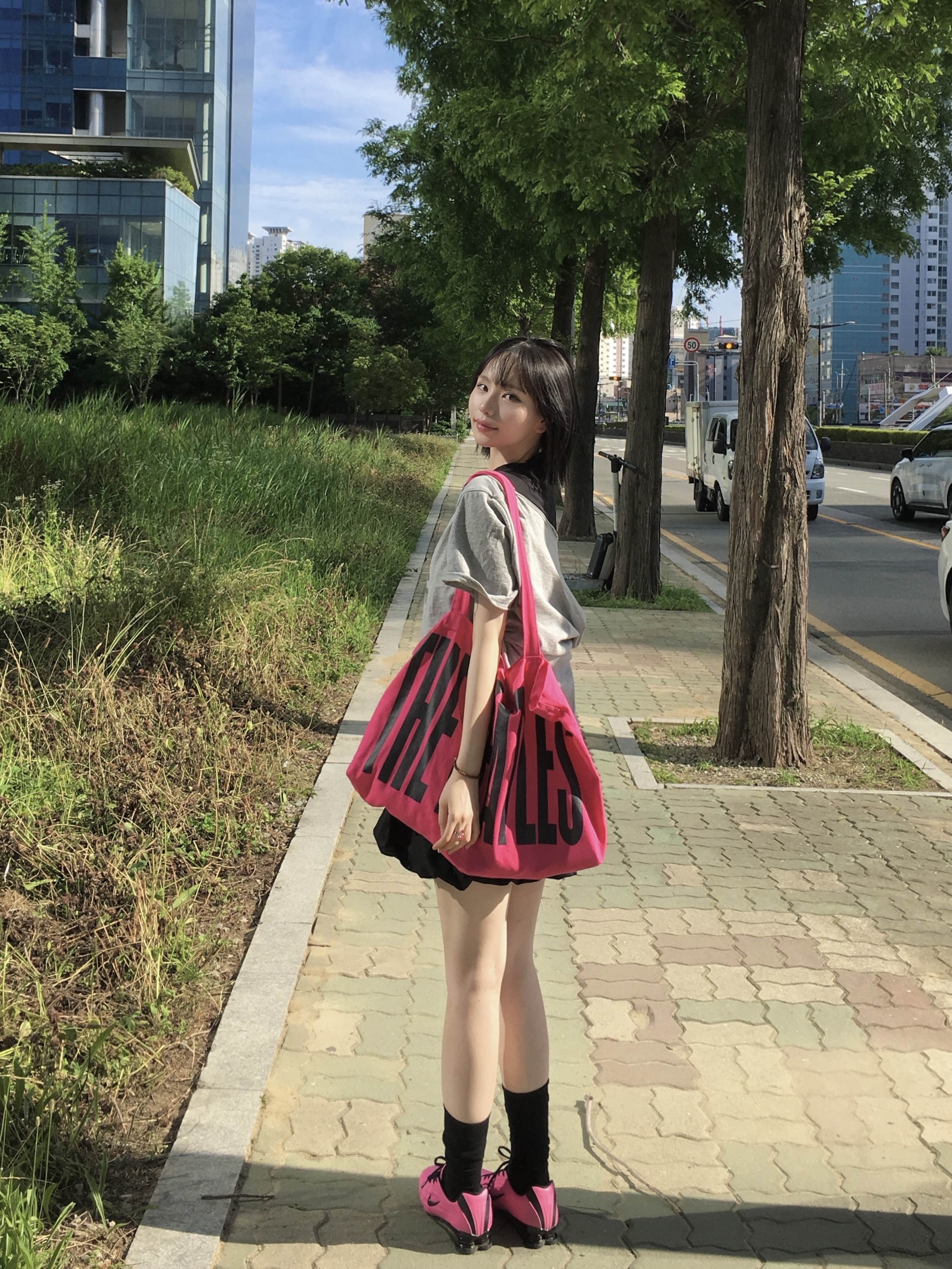 (W) Nike Shox Z Pinksicle Black, MAINBOOTH Beatles x Tote Bag Pink 착용 스타일
