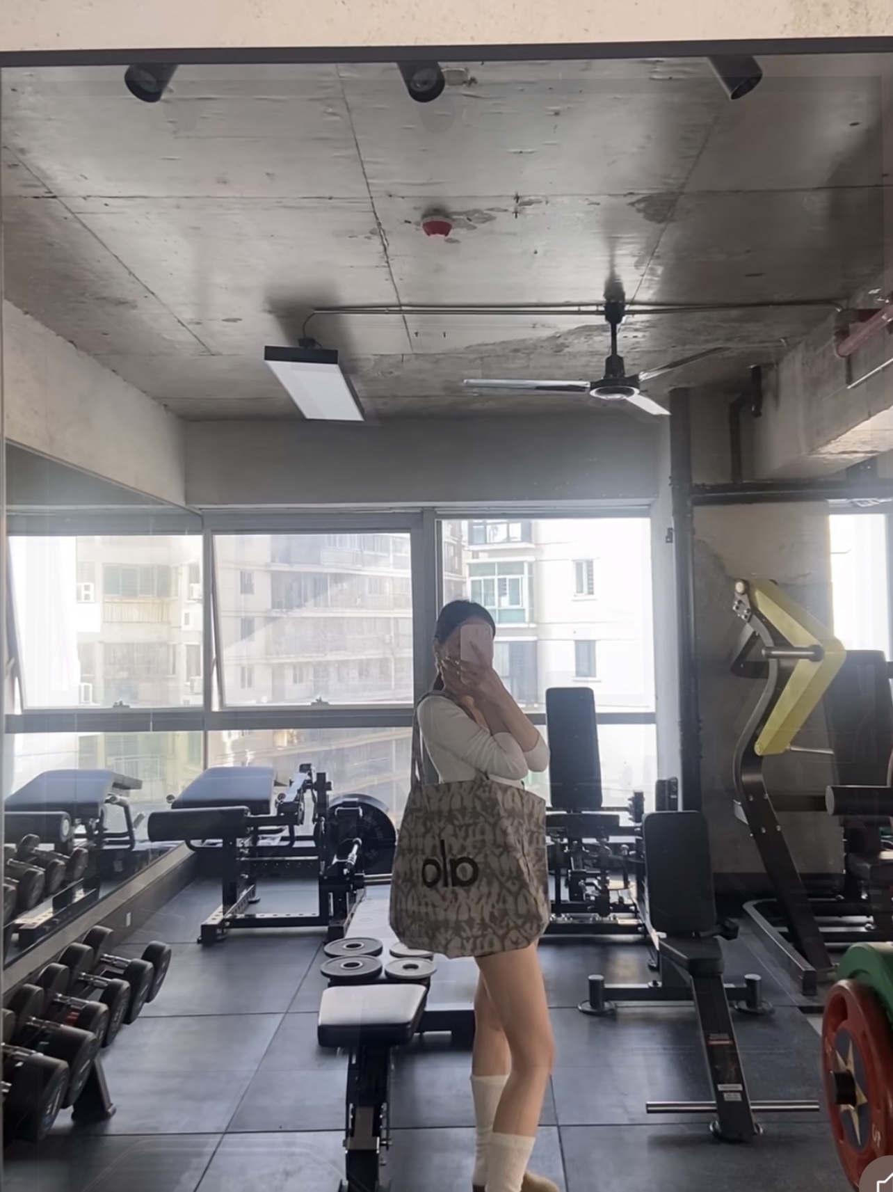 Alo Yoga Iconic Shopper Tote Bag Grey Tiedye 착용 스타일 - 1