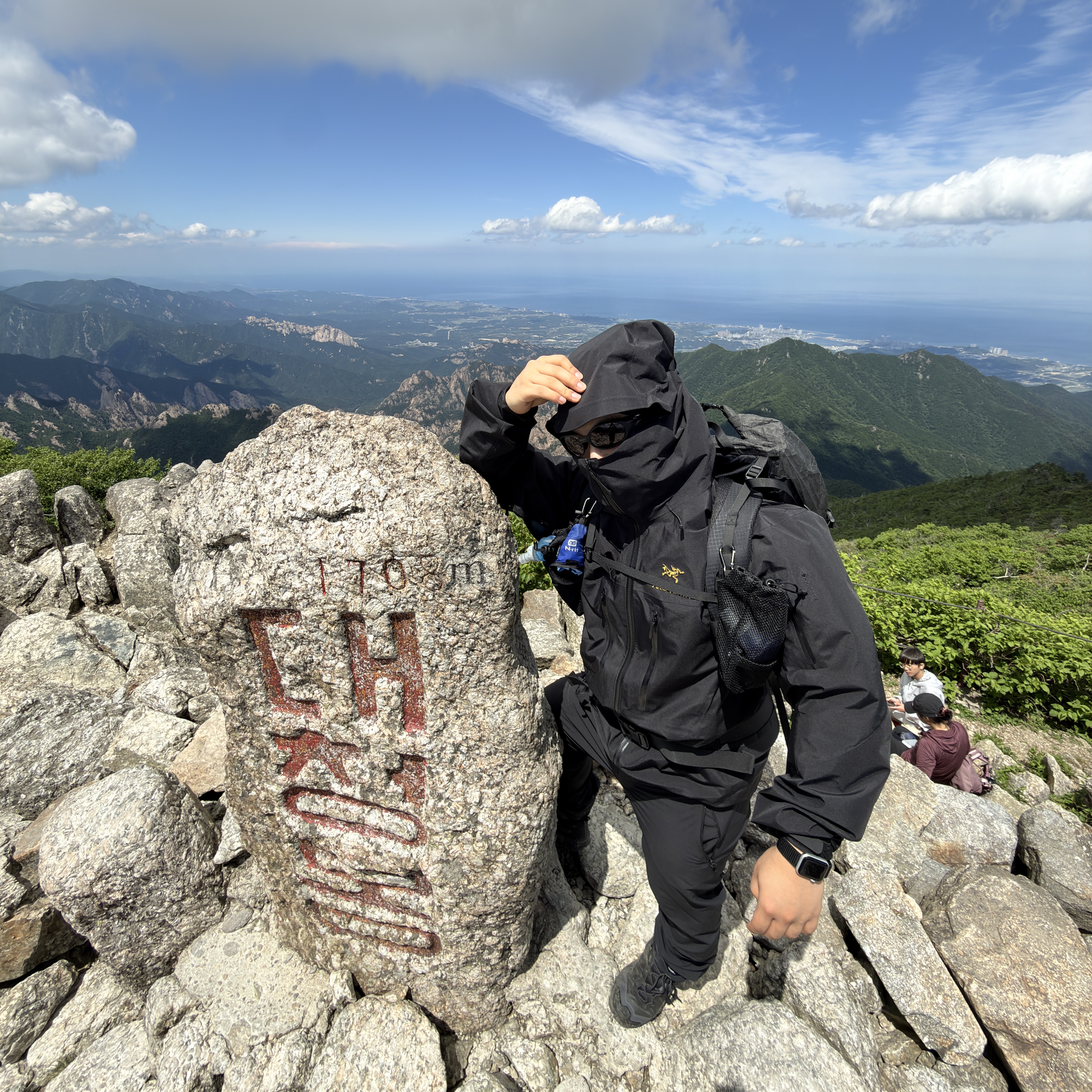 Arc'teryx Alpha SV Jacket 24K Black, Oakley Eye Jacket Redux Matte Black Frame Prizm Grey Lenses High Bridge Fit 착용 스타일