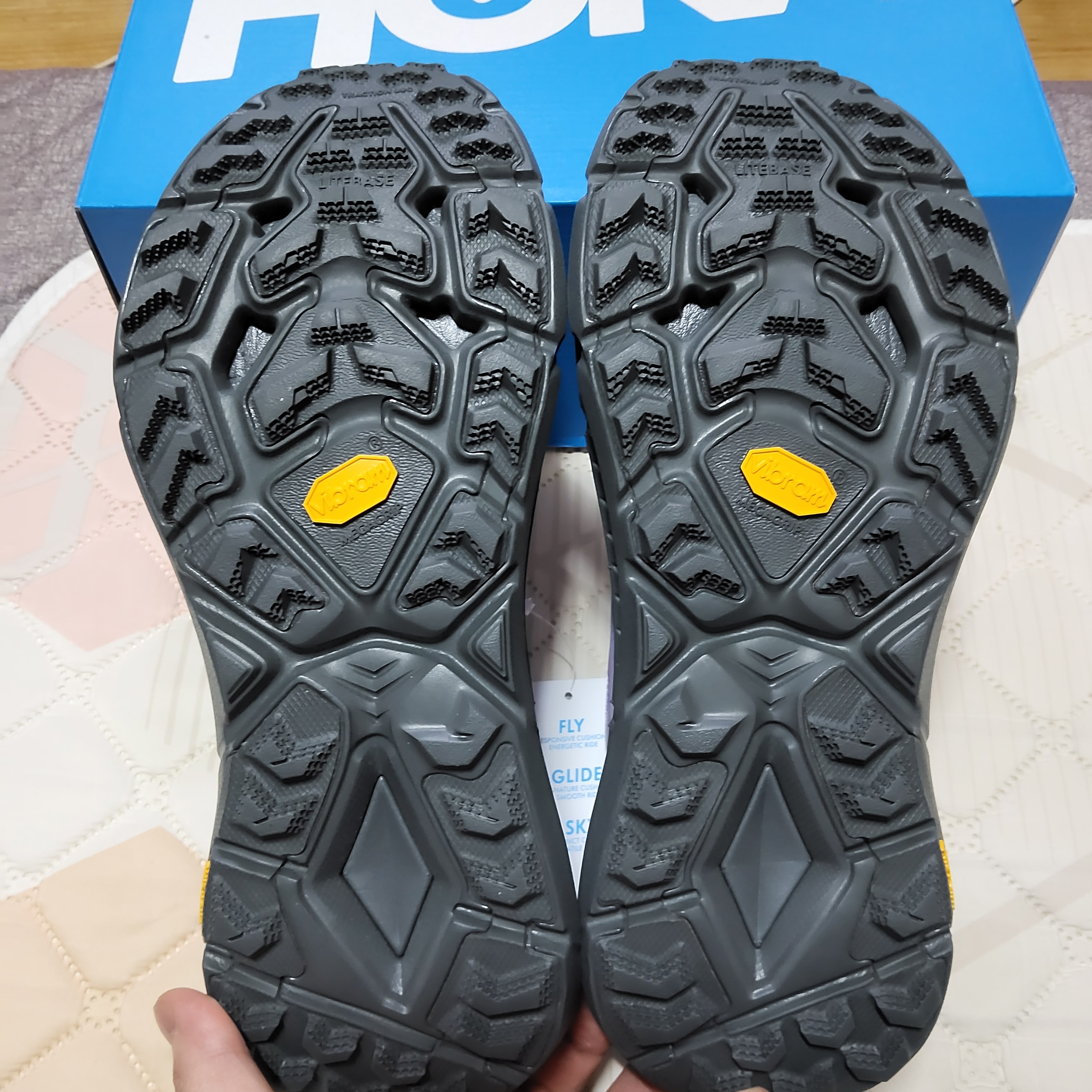 Hoka Mafate Speed 4 Lite Starlight Glow Aster Flower 착용 스타일 - 6