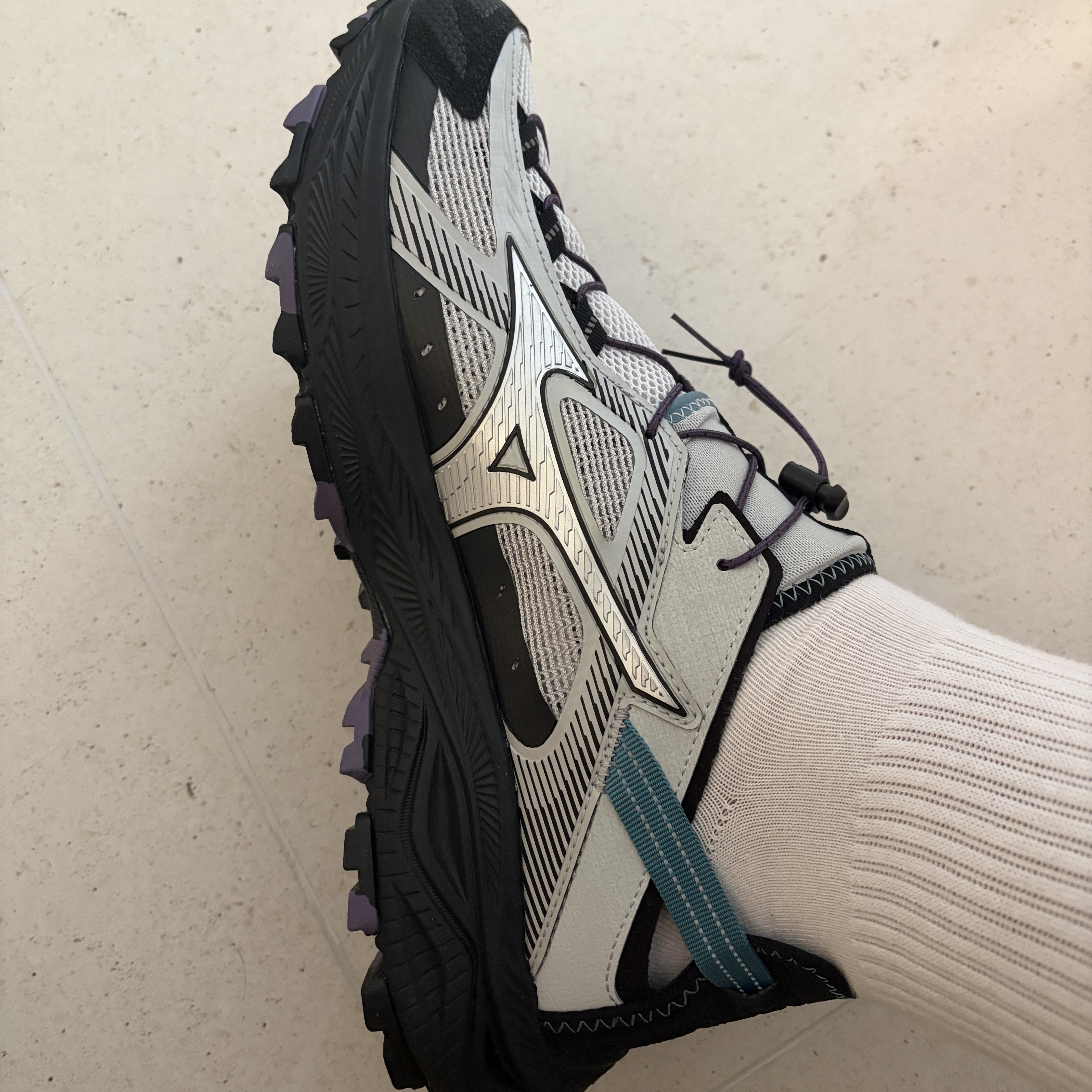 Mizuno Racer Trail SE V2 Gorpcore Silver Black 착용 스타일 - 4