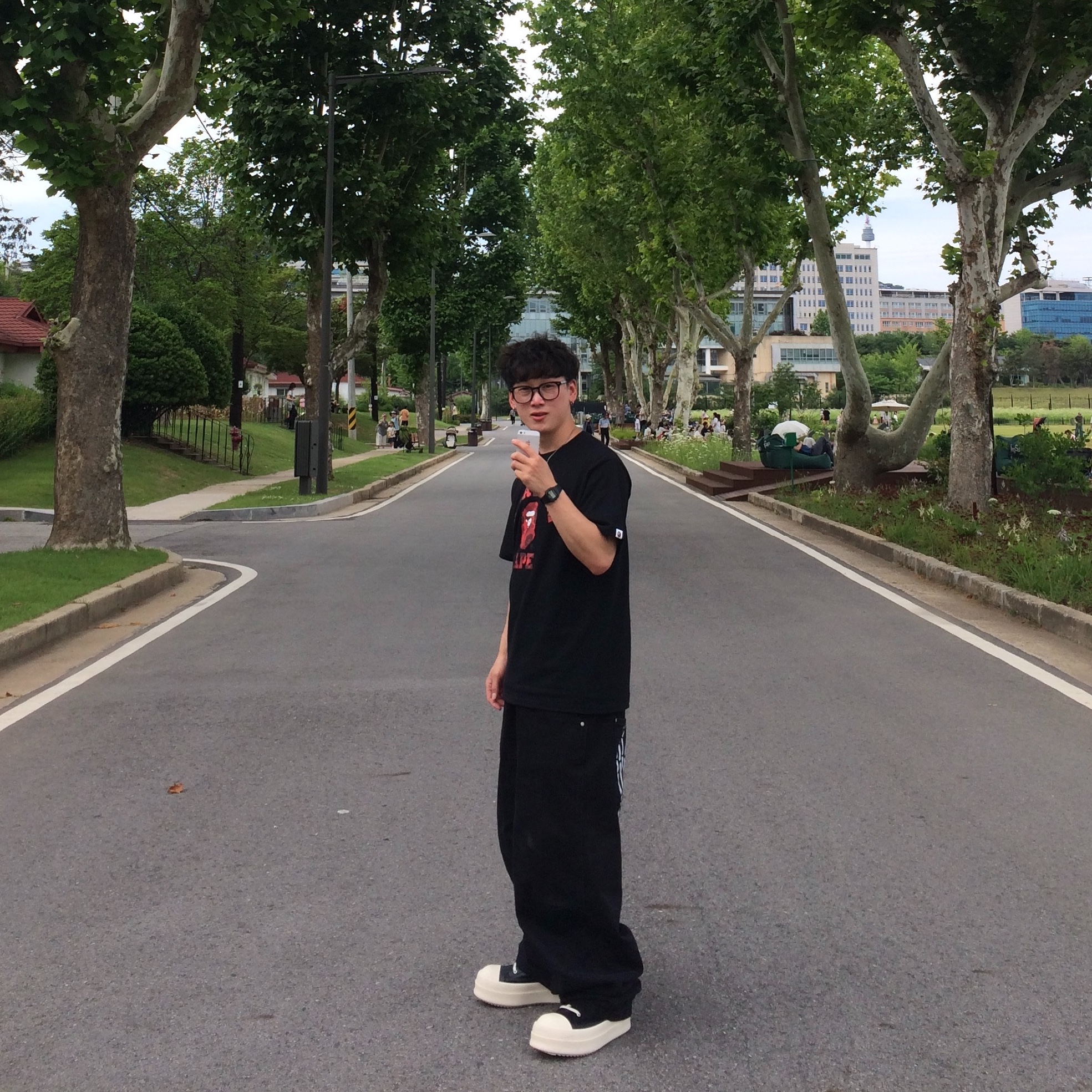 BAPE Color Camo College T-Shirt Black Red, Rick Owens Mega Bumper Sneakers Black Milk 착용 스타일 - 3