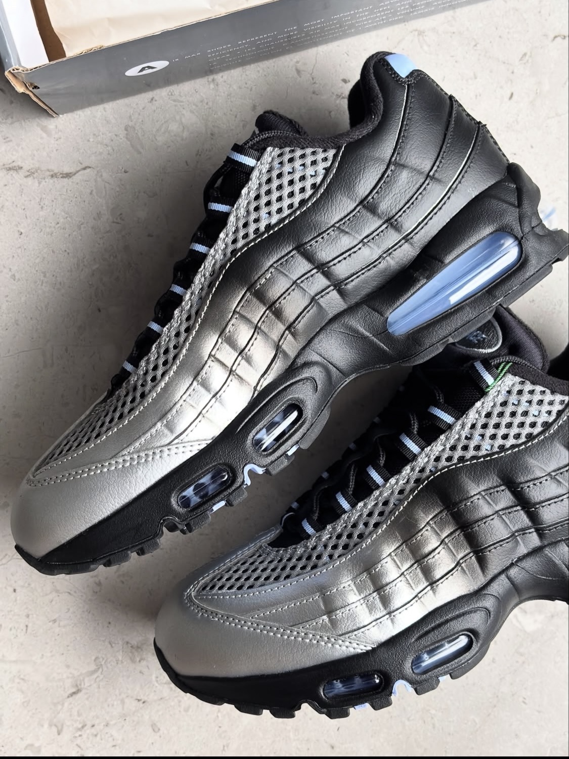 Nike x Palace Air Max 95 Metallic Silver Aluminum 착용 스타일 - 1