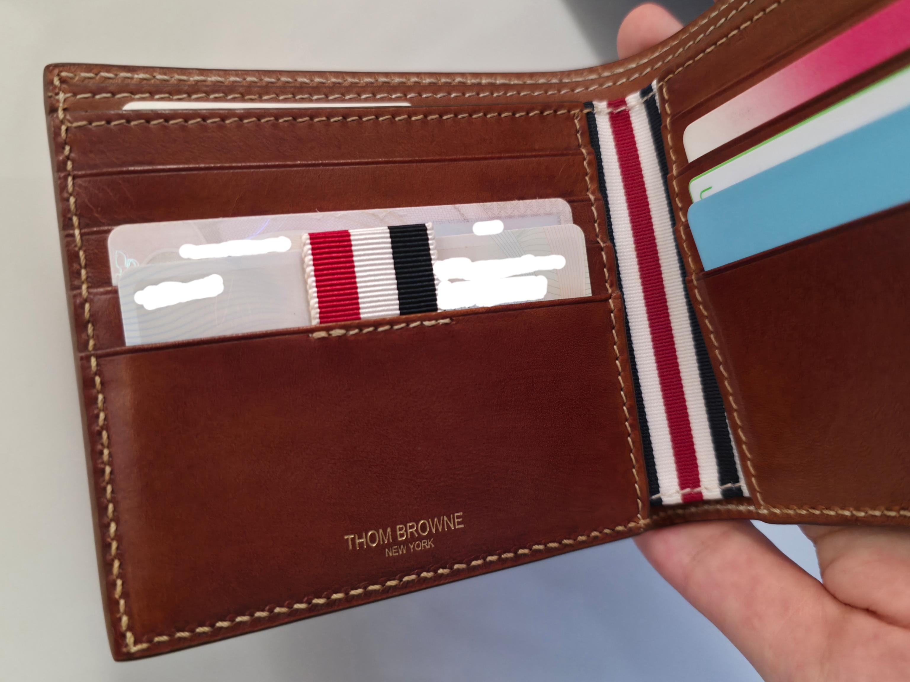 Thom Browne Vacchetta Leather Bill Fold Wallet Natural 착용 스타일 - 2