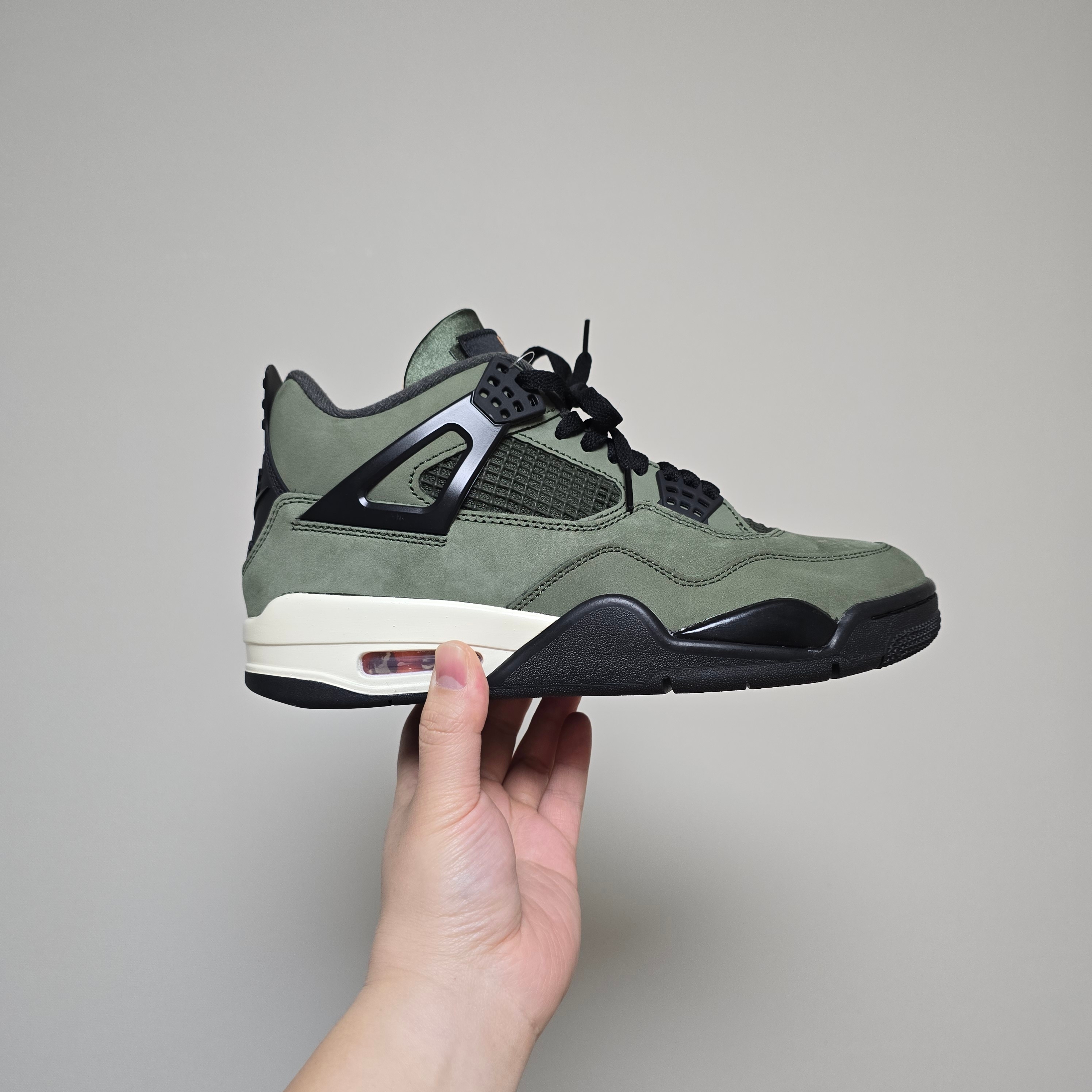 Jordan 4 x Undefeated Retro OG SP Deep Green and Clementine 착용 스타일