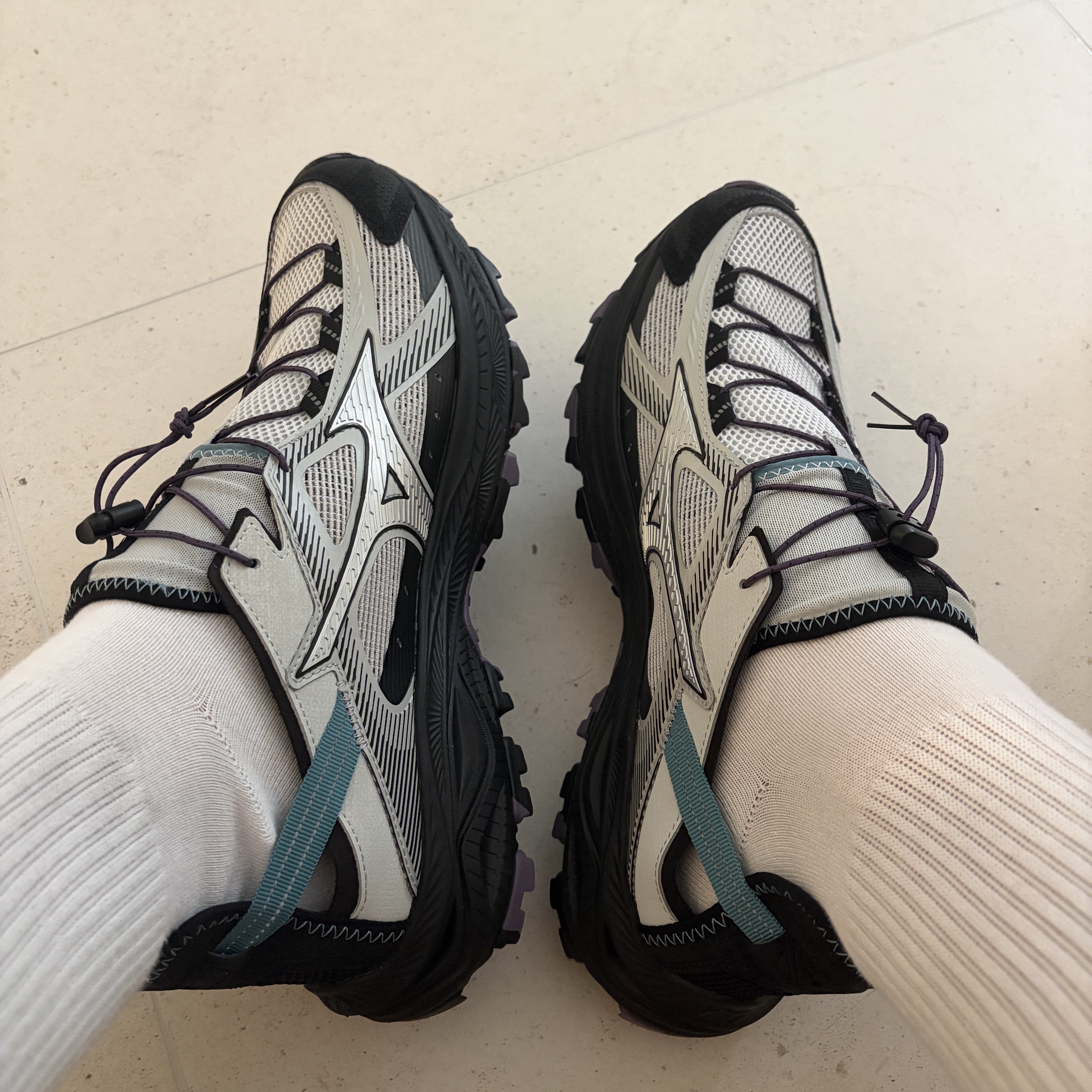 Mizuno Racer Trail SE V2 Gorpcore Silver Black 착용 스타일 - 5