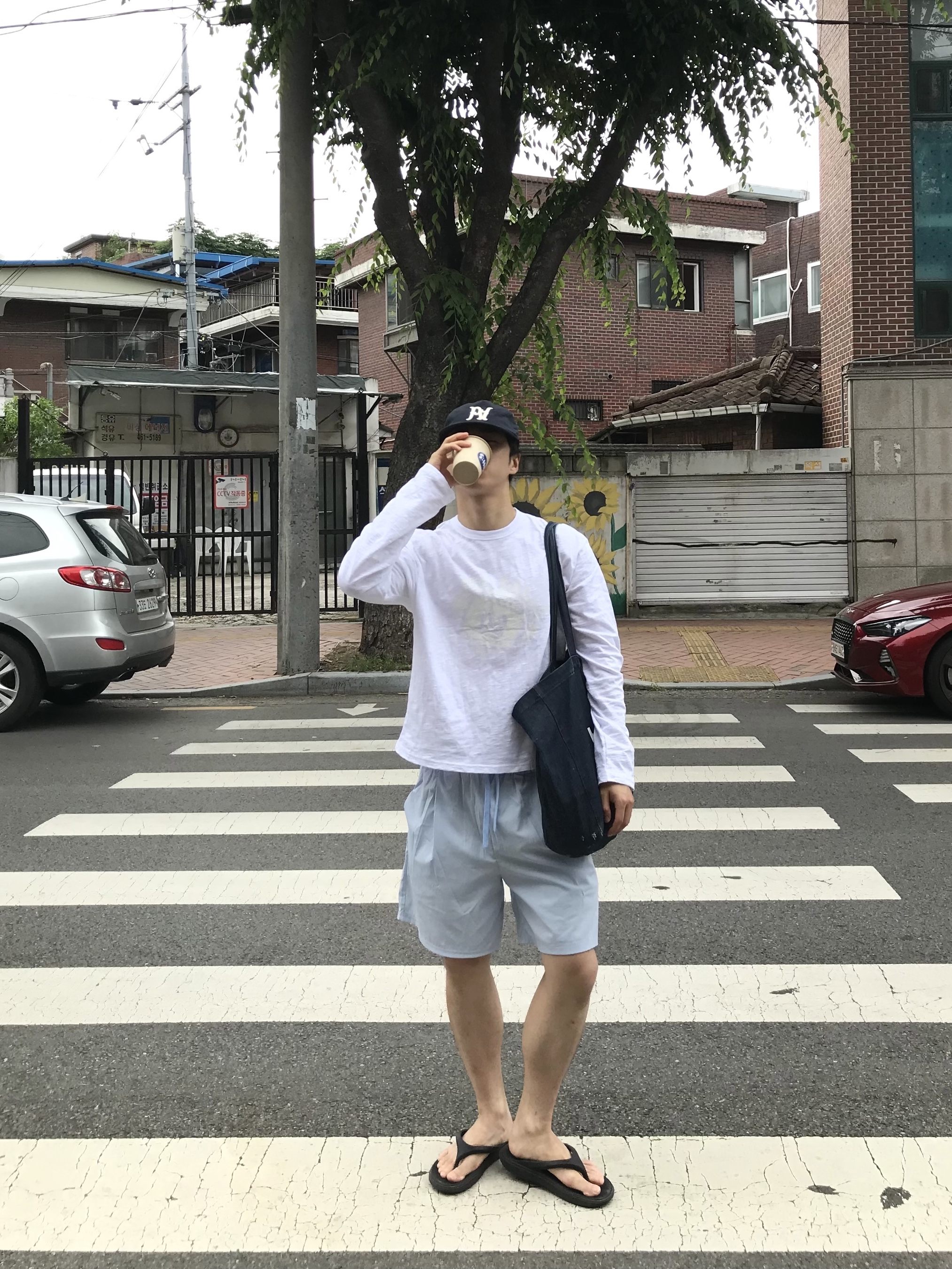 A.P.C. Daniela Shopping Bag Indigo 착용 스타일 - 2
