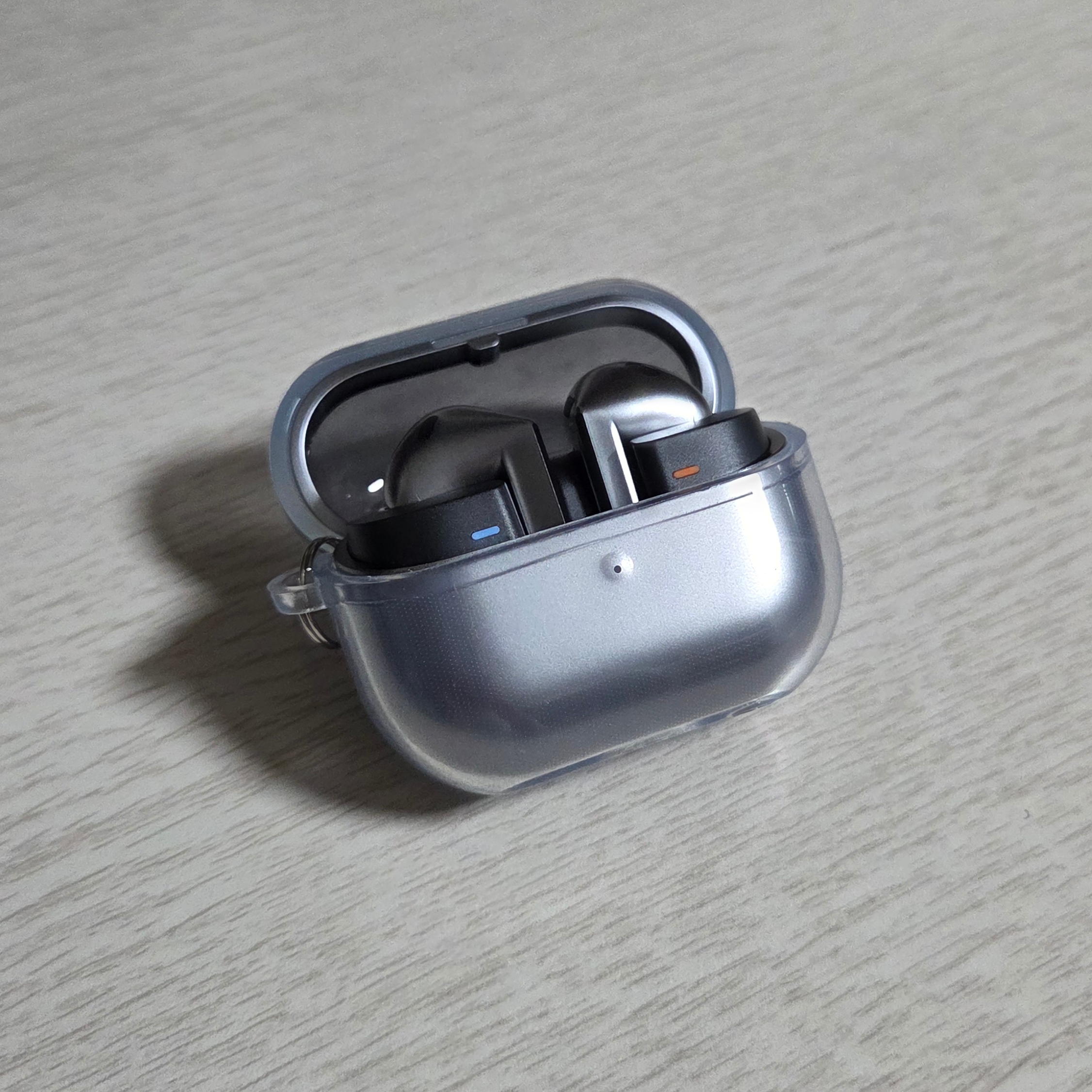 Samsung Galaxy Buds3 Silver 착용 스타일