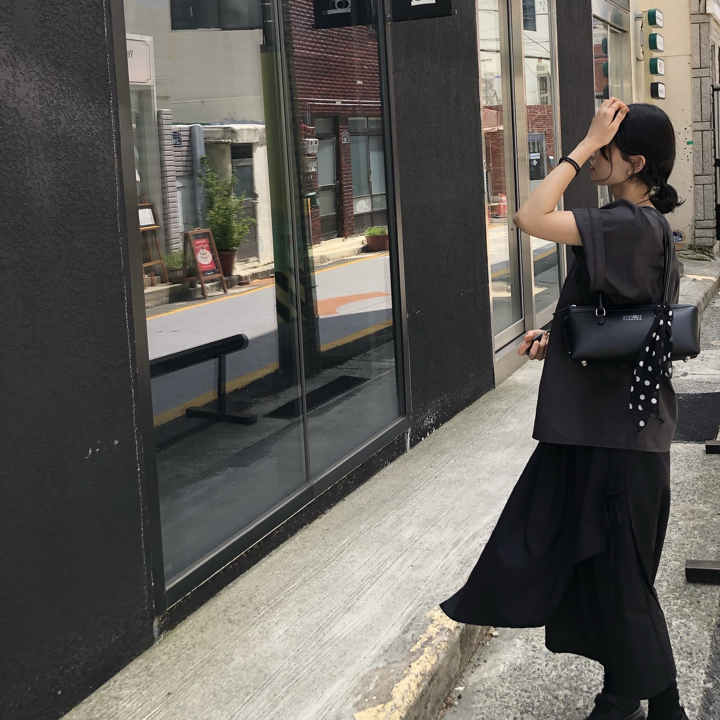 MM6 Maison Margiela Bauletto Shoulder Bag Black 착용 스타일 - 2