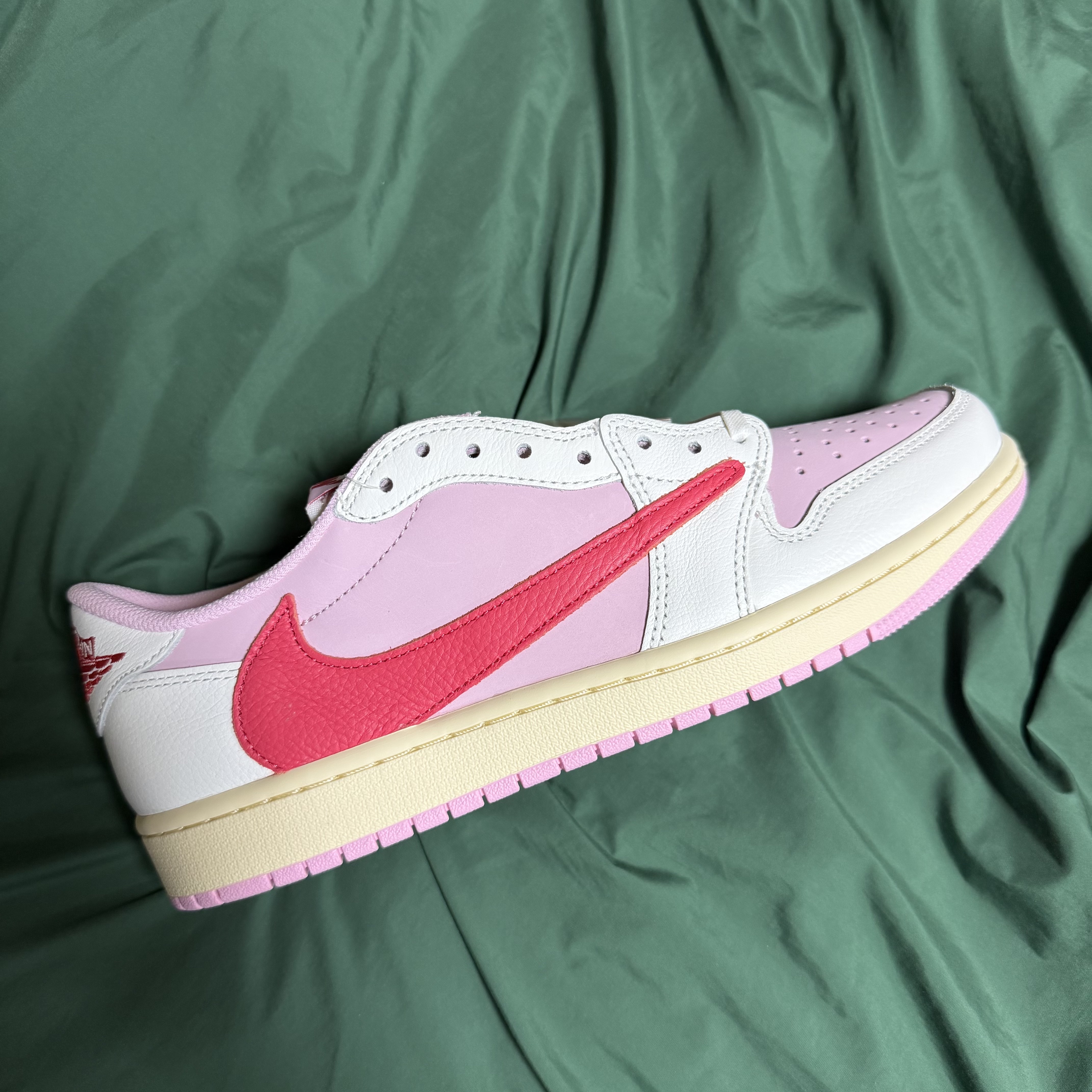 Jordan 1 x Travis Scott Retro Low OG SP Sail Tropical Pink 착용 스타일