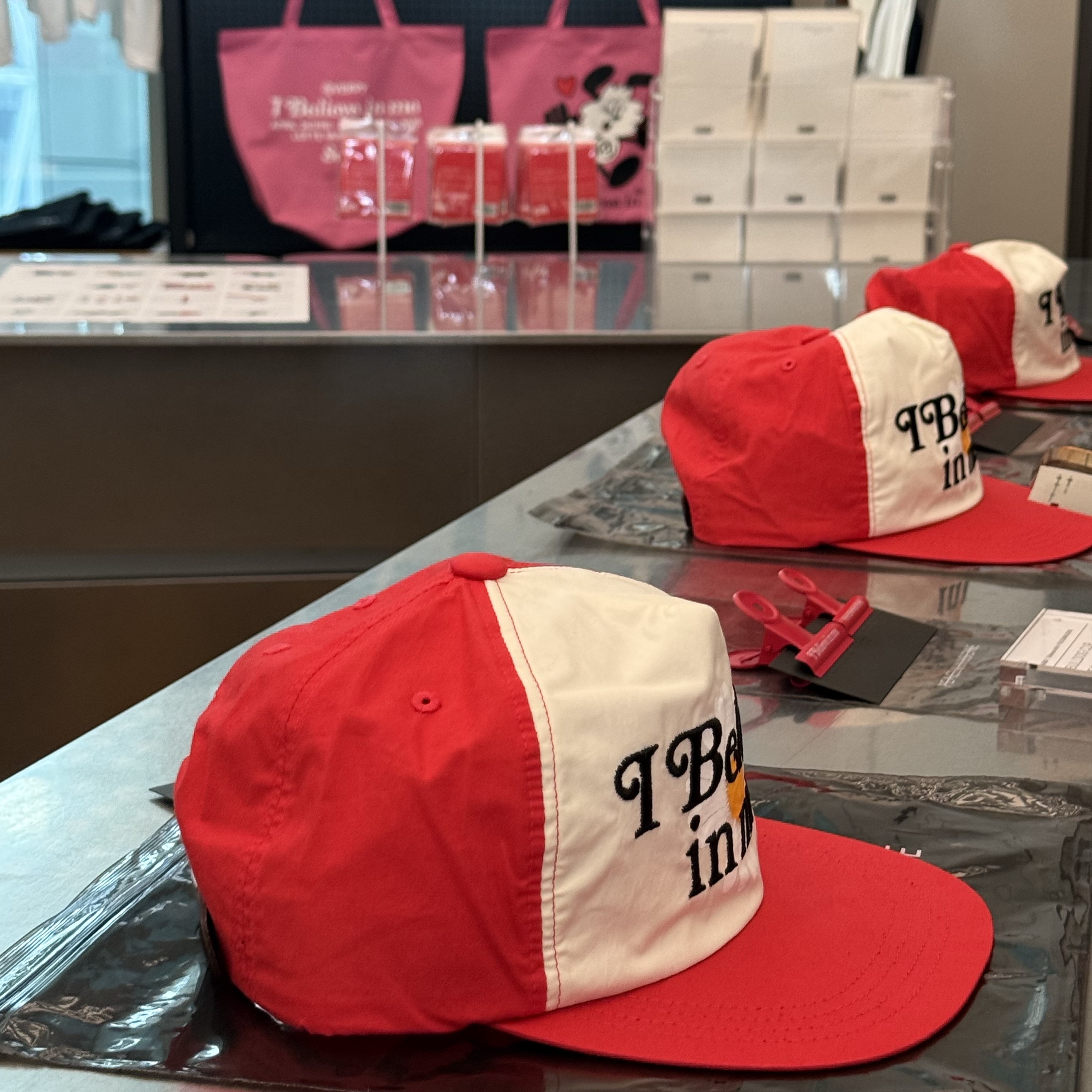 Peaceminusone x Verdy 5 Panel Ball Cap Red 착용 스타일