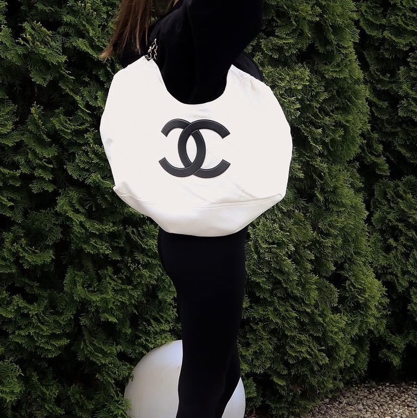 Chanel Small Tote Denim Calfskin & Gold White Black 착용 스타일 - 2