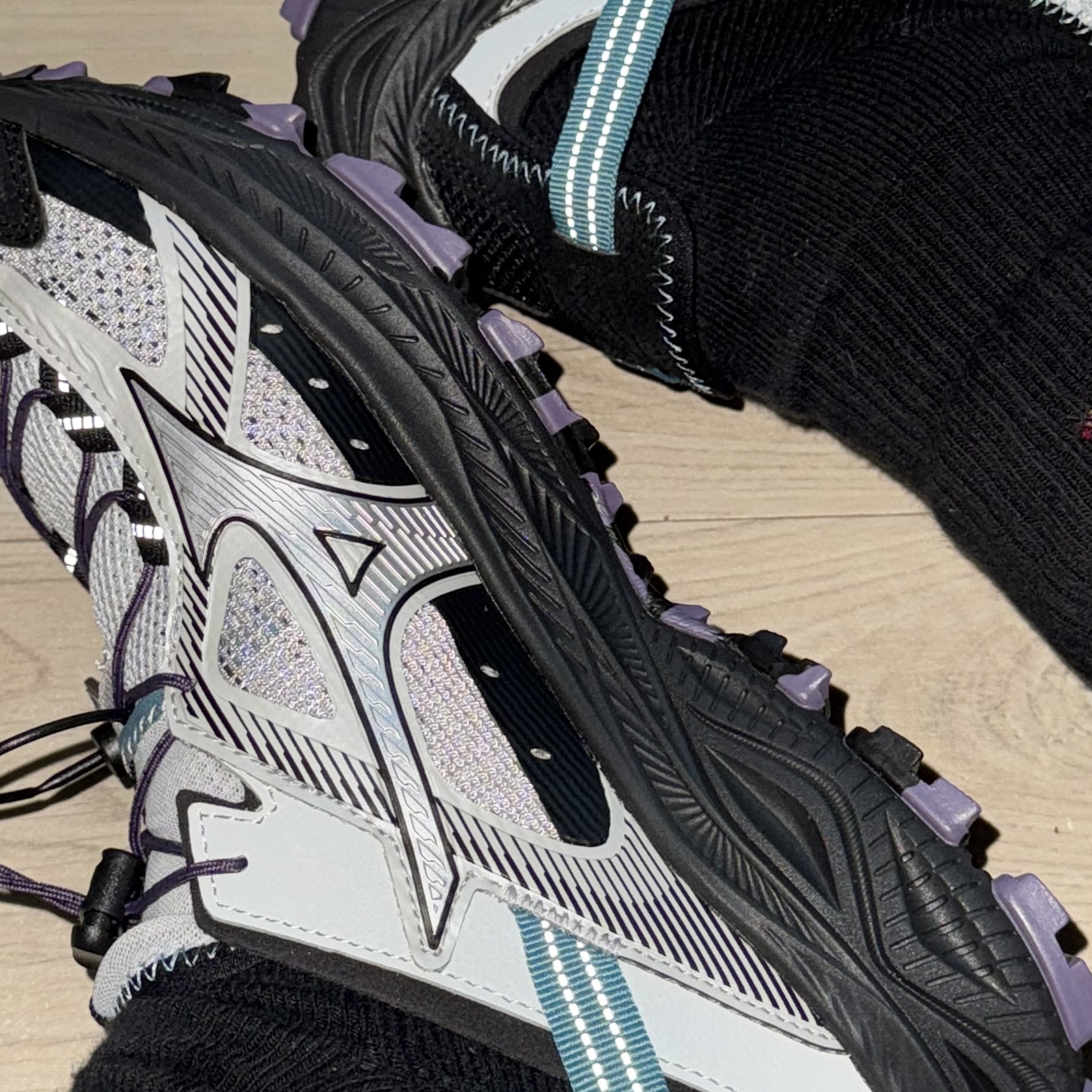 Mizuno Racer Trail SE V2 Gorpcore Silver Black 착용 스타일 - 3