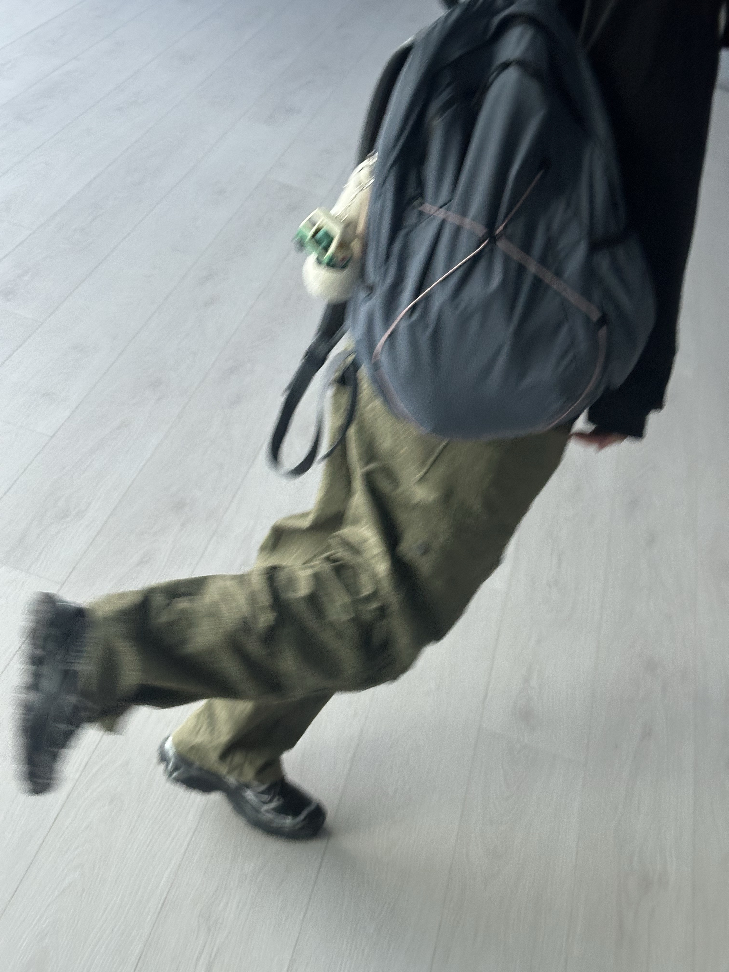 [KREAM 단독] MAZIUNTITLED Roam Pack Dusty Blue, Salomon XT-6 GTX Black Silver 착용 스타일 - 2