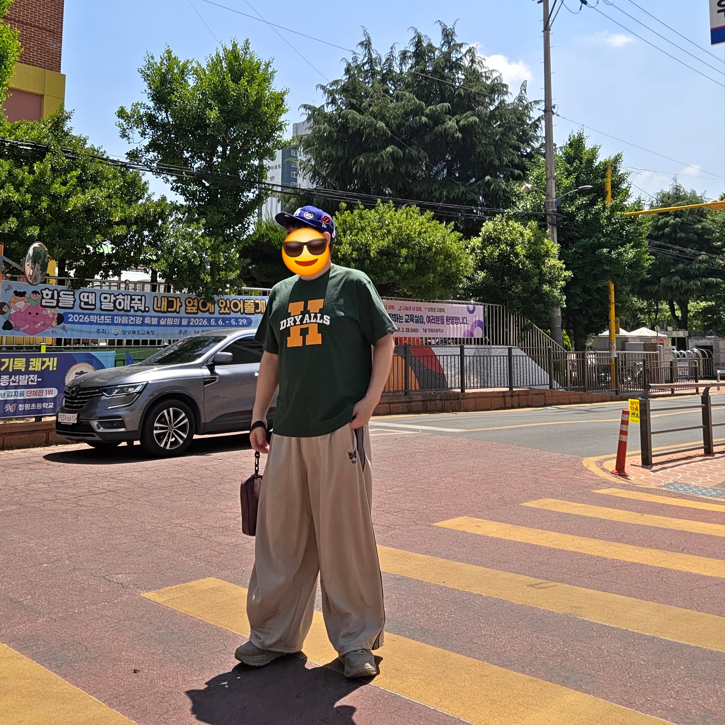 Human Made Graphic T-Shirt Green, Needles x TW H.D. Track Pants Beige Navy 착용 스타일 - 1