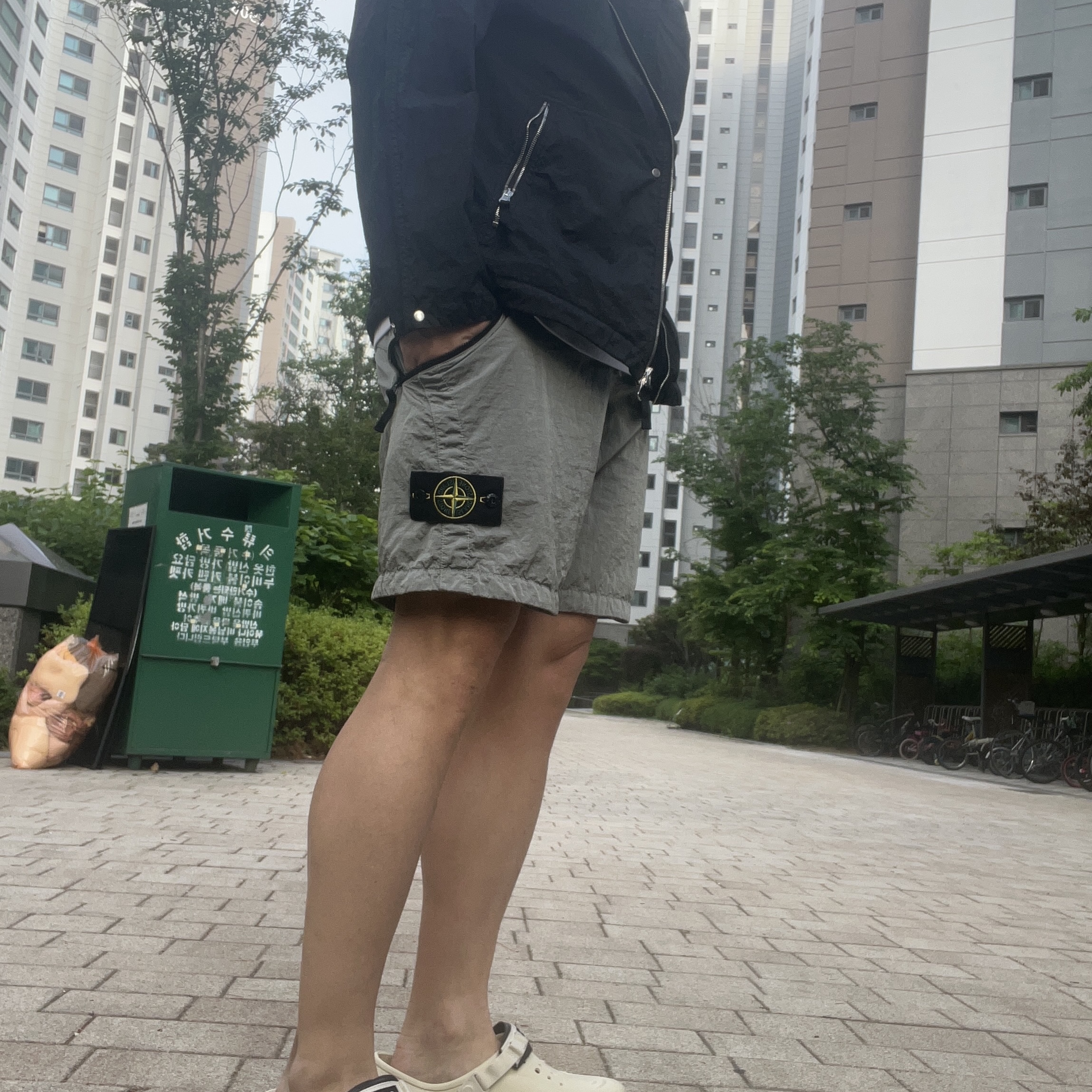Stone Island L100008 Nylon Metal In Econyl Comfort-Fit Shorts with Elasticated Waist Pearl Grey - 26SS 착용 스타일