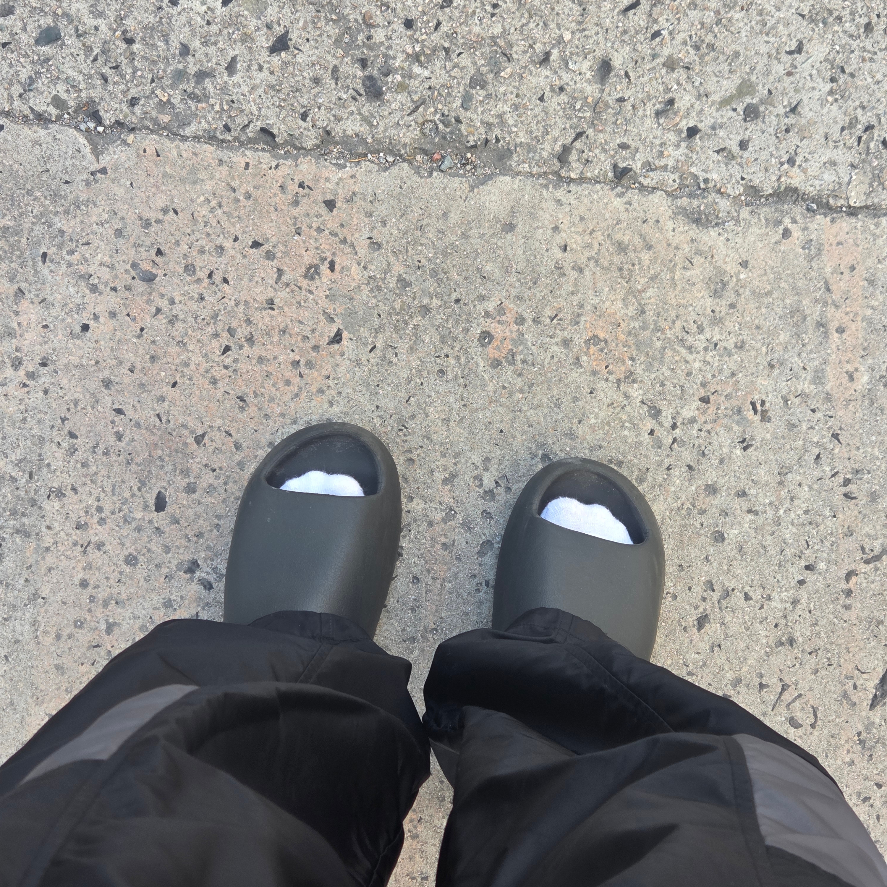 Adidas Yeezy Slide Onyx 착용 스타일 - 1