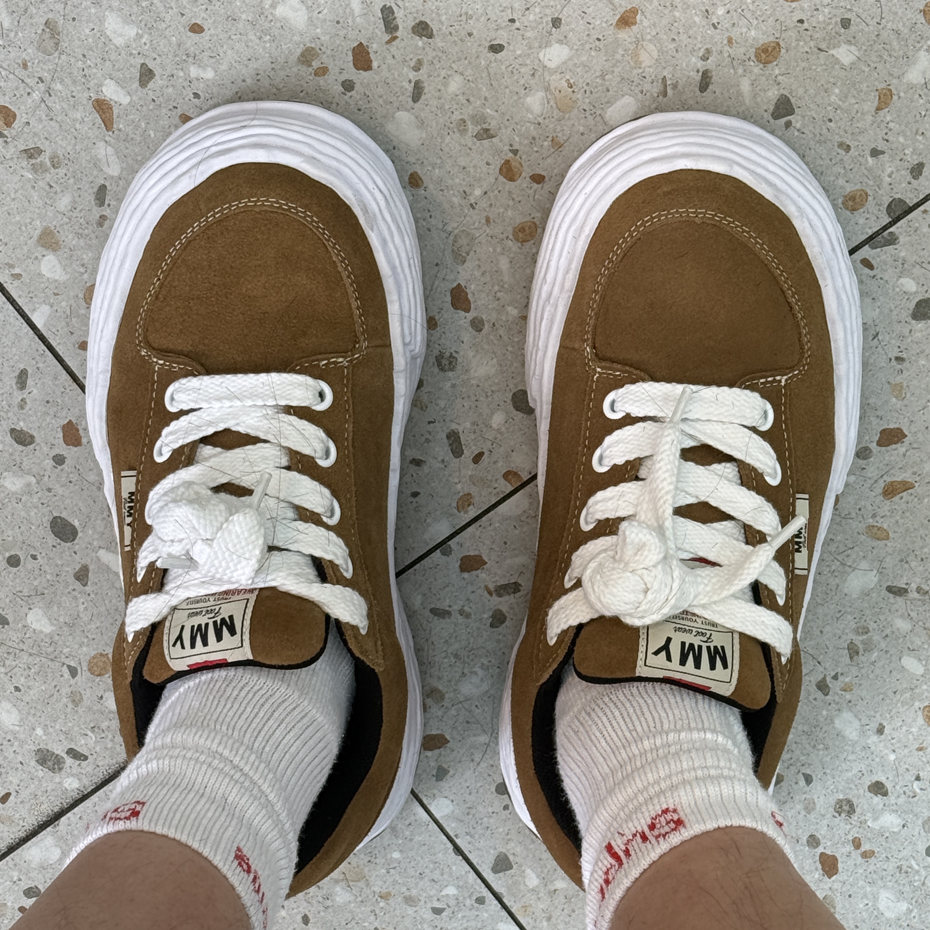 Maison Mihara Yasuhiro Oliver OG Sole Suede Low-top Sneakers Brown 착용 스타일