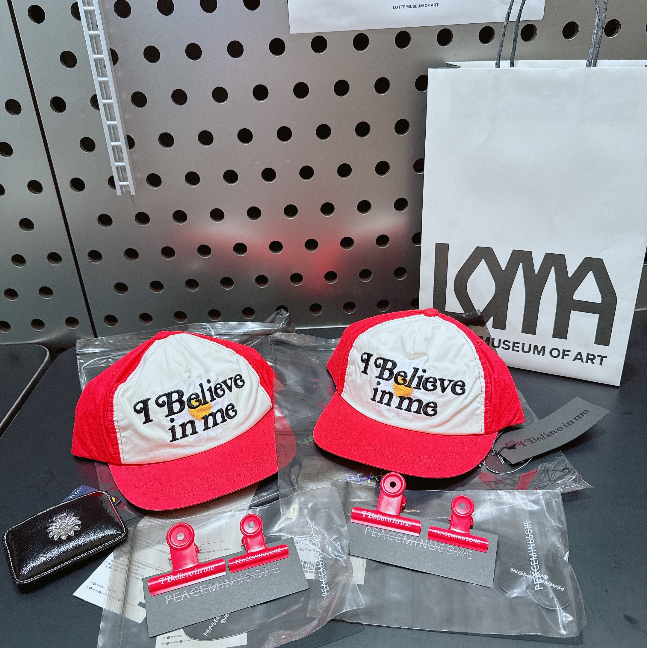 Peaceminusone x Verdy 5 Panel Ball Cap Red 착용 스타일