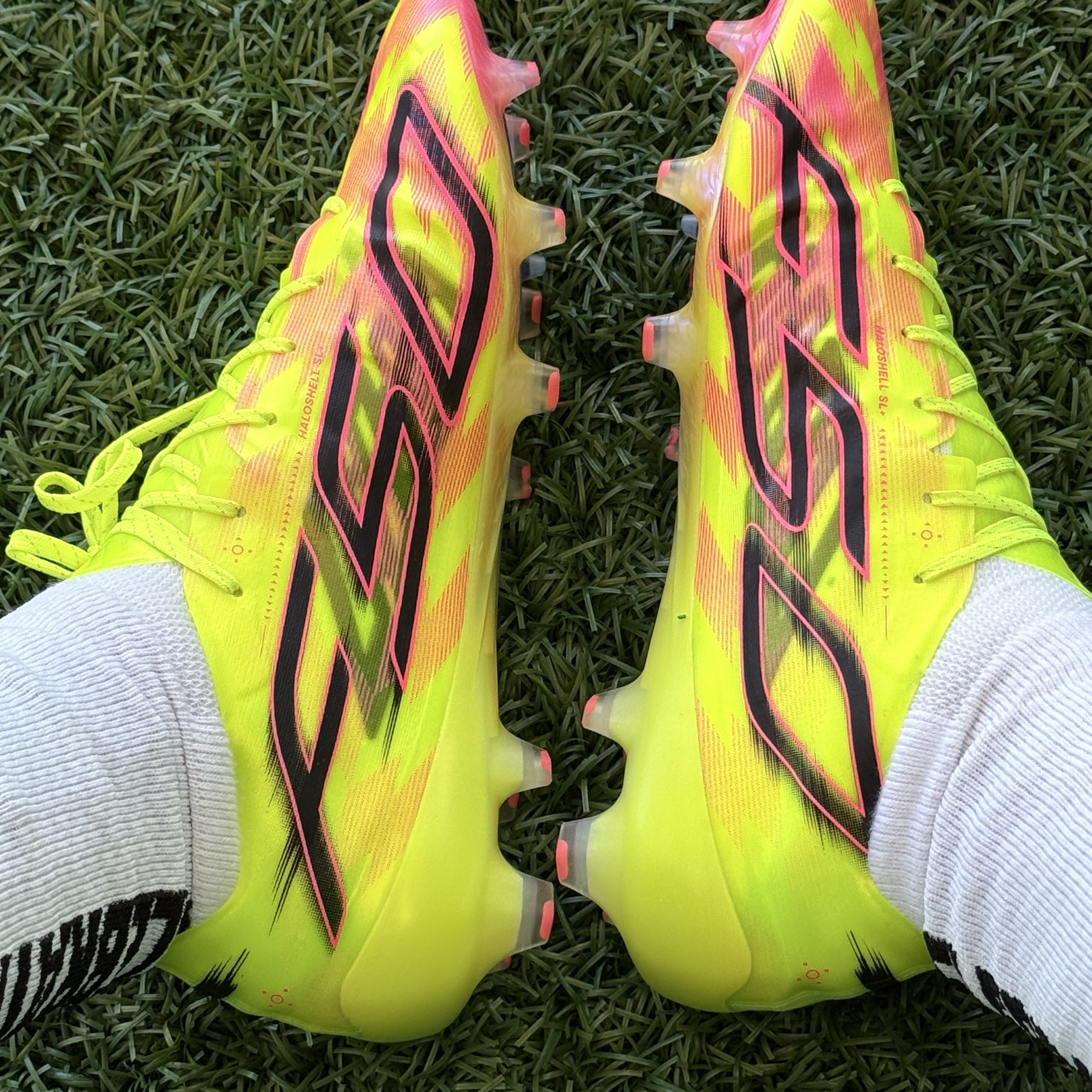 Adidas F50 Hyperfast EVO Firm Ground Solar Yellow 2 Core Blac 착용 스타일
