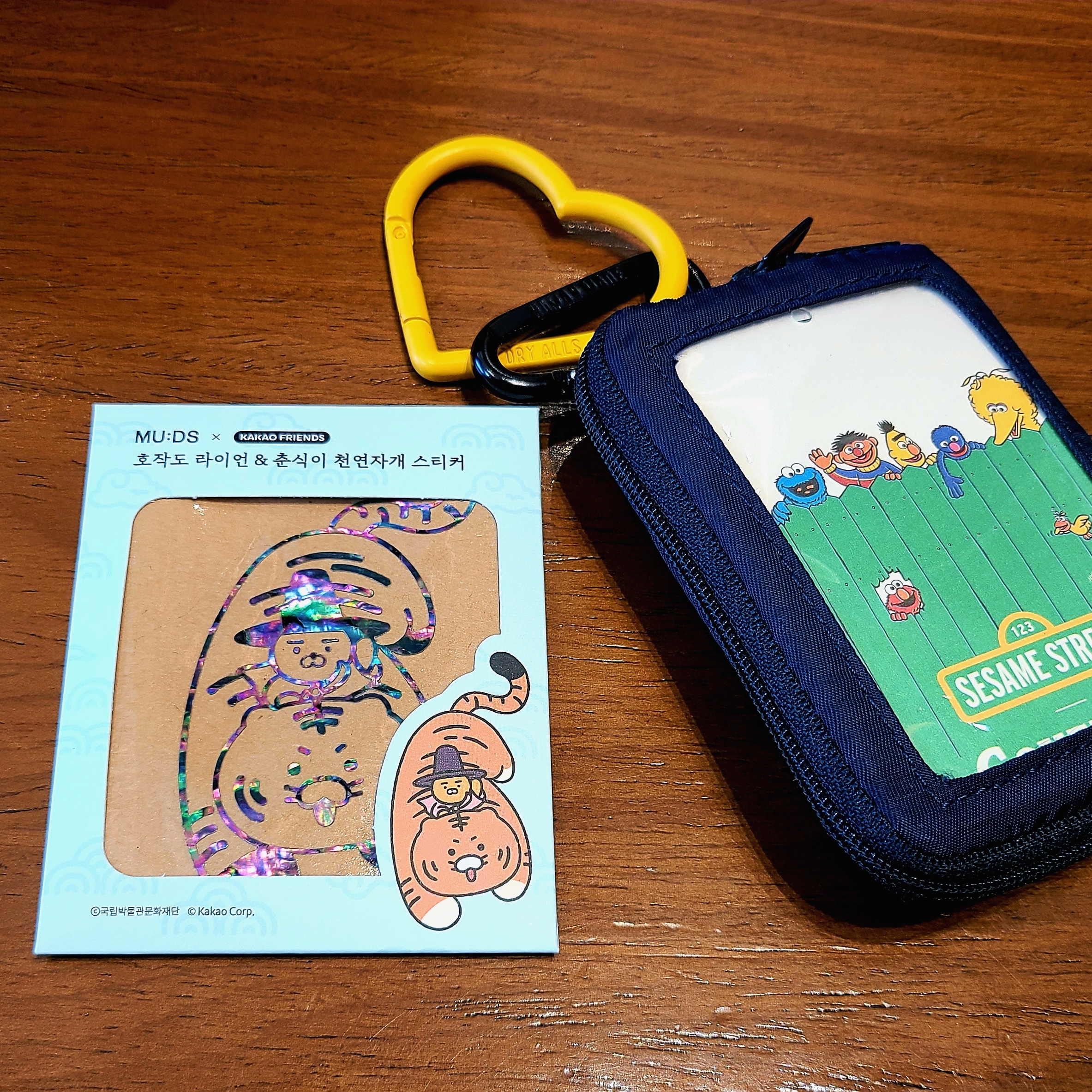 MU:DS x Kakao Friends Ryan & Chunshik Tiger & Magpie Mother-of-Pearl Sticker 착용 스타일 - 3