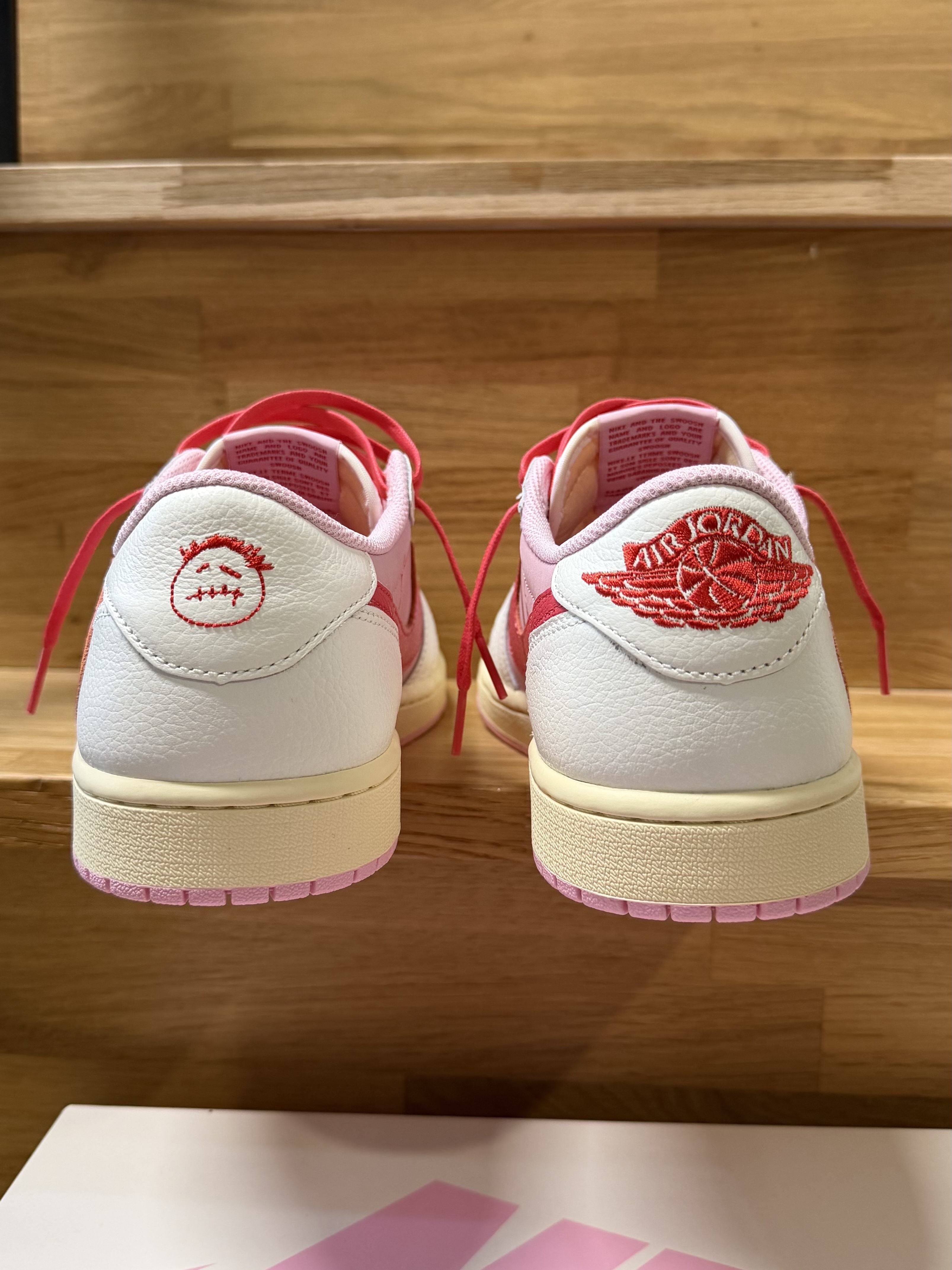 Jordan 1 x Travis Scott Retro Low OG SP Sail Tropical Pink 착용 스타일 - 3